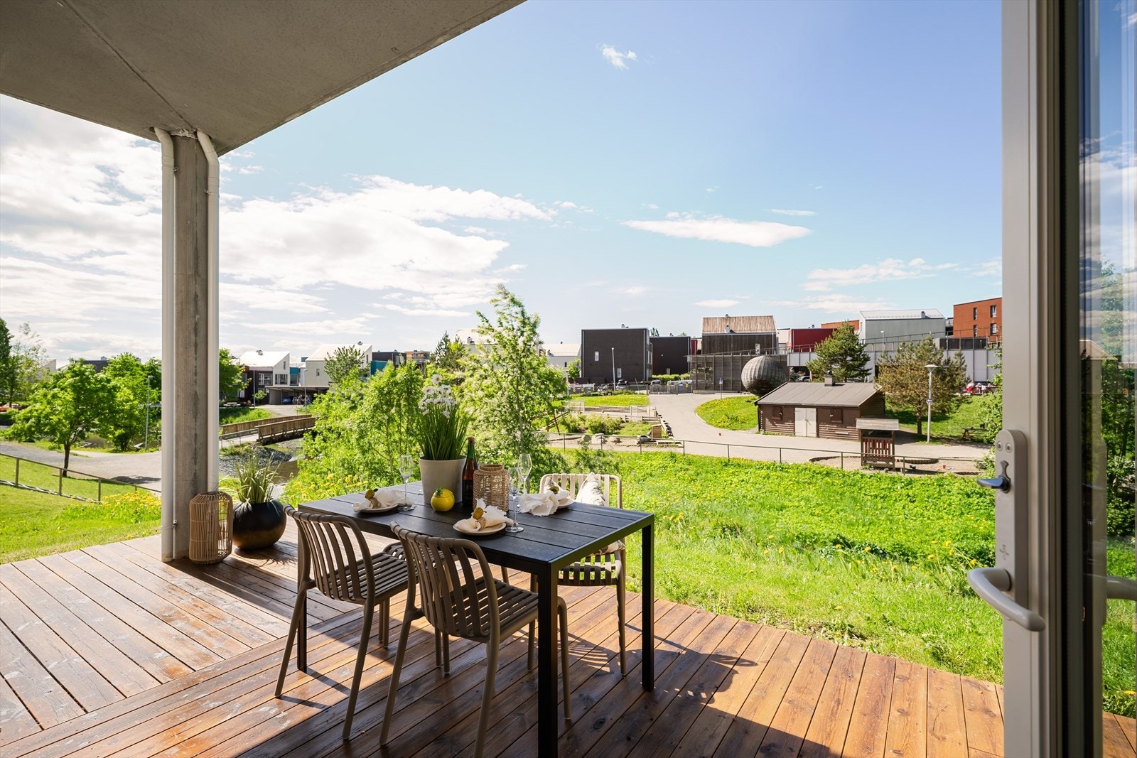 Fra stuen har man adkomst til en herlig markterrasse på 25 kvm Galleribilde