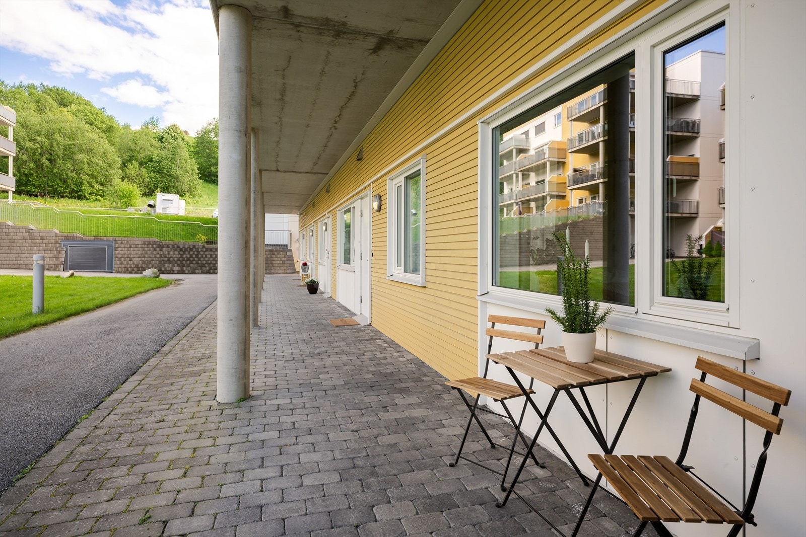 Ved inngangspartiet er det plass til et lite kafésett med bord og stoler. Galleribilde