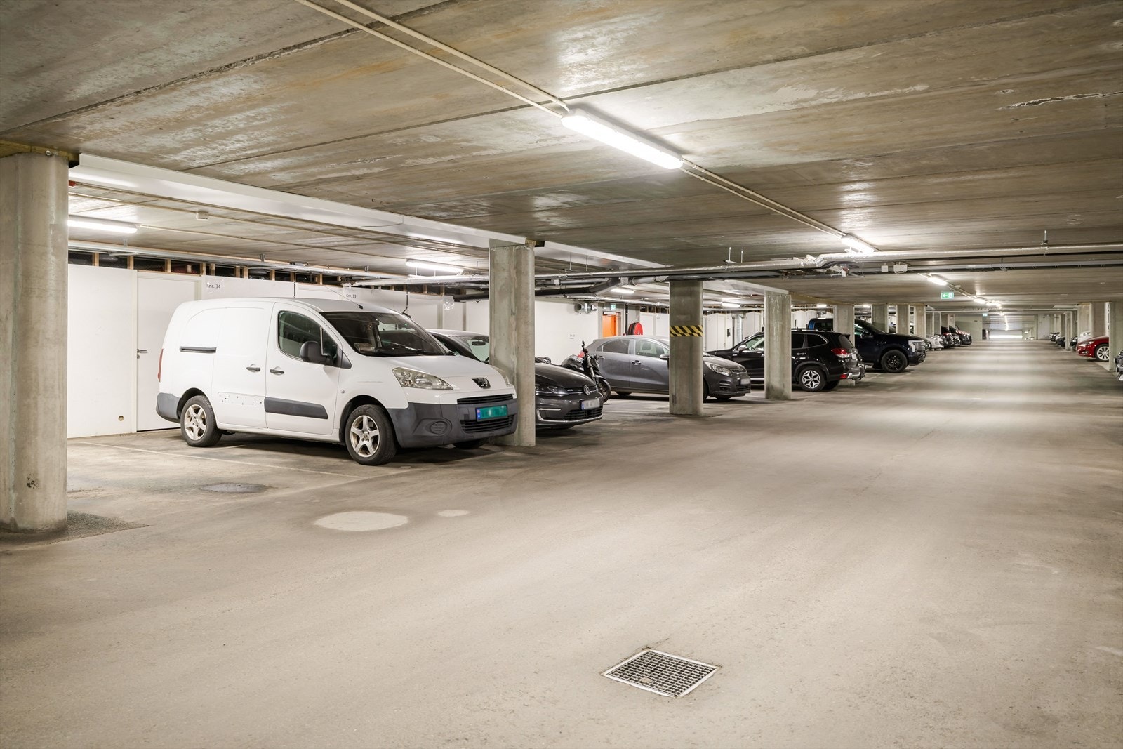 Seksjonen disponerer en fast p-plass i byggets parkeringskjeller. I bakkant av denne disponerer man en bod på 7 kvm. Galleribilde
