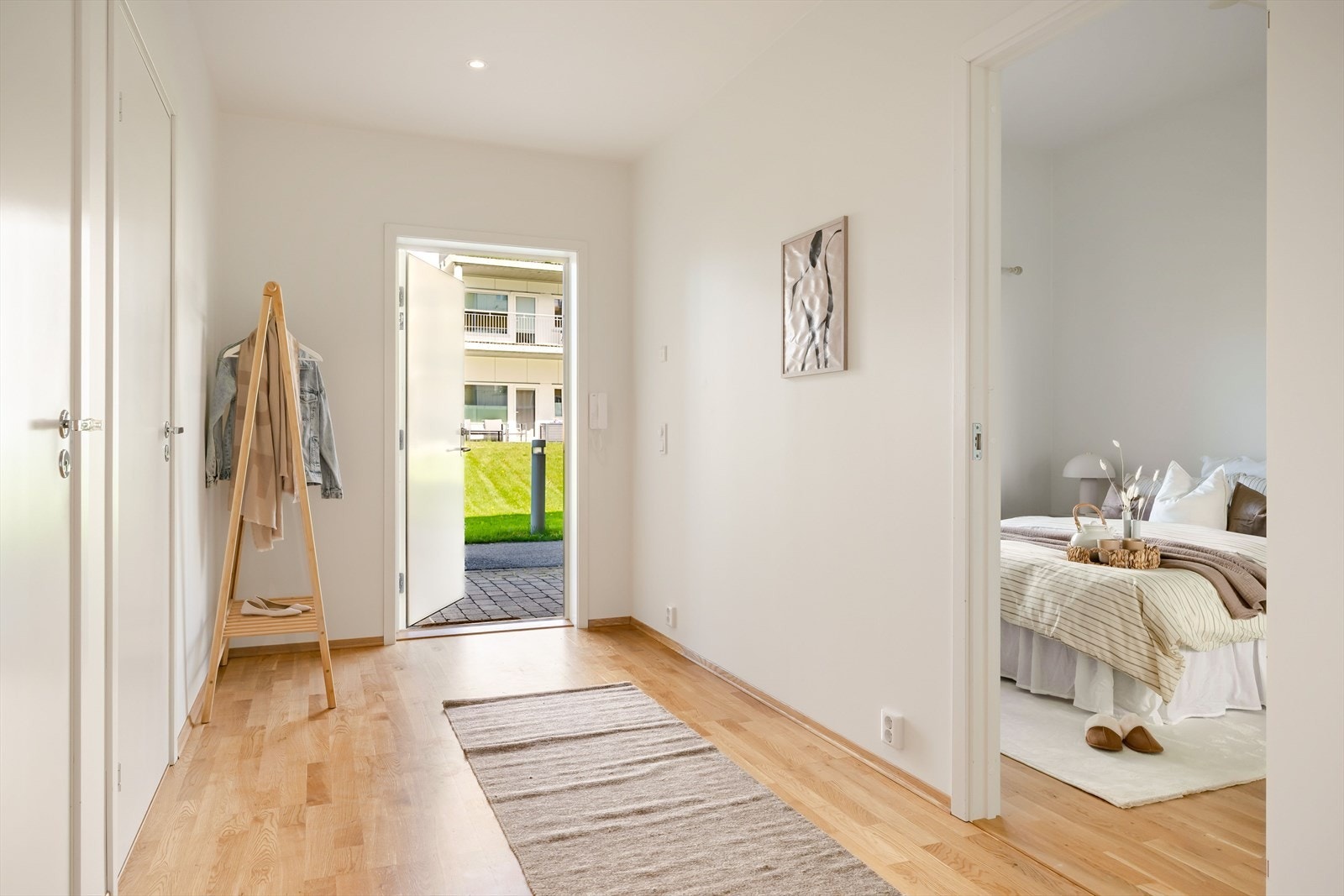 Innenfor døra blir man møtt av et innbydende gangareal med god plass til å henge fra seg ytterbekledningen og sette fra seg skotøyet. Galleribilde