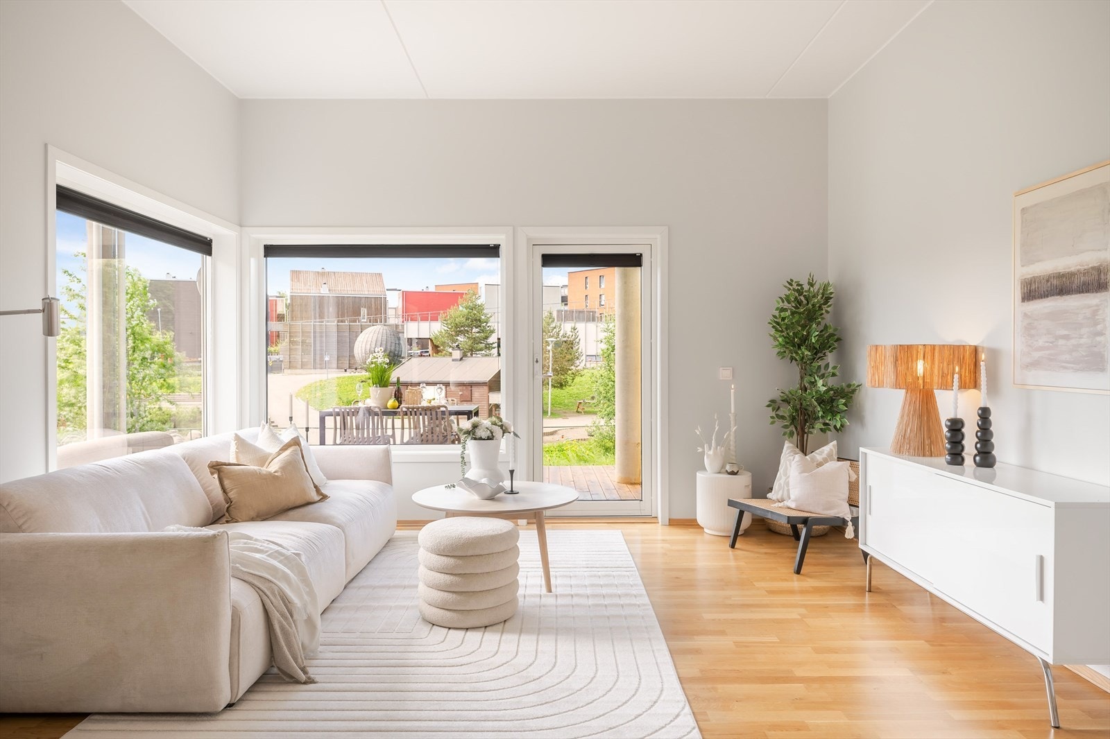 Leiligheten har behagelig oppvarming med fjernvarme (radiator) som er inkludert i felleskostnadene, som for øvrig er på kr. 3 940 kr/mnd. Galleribilde