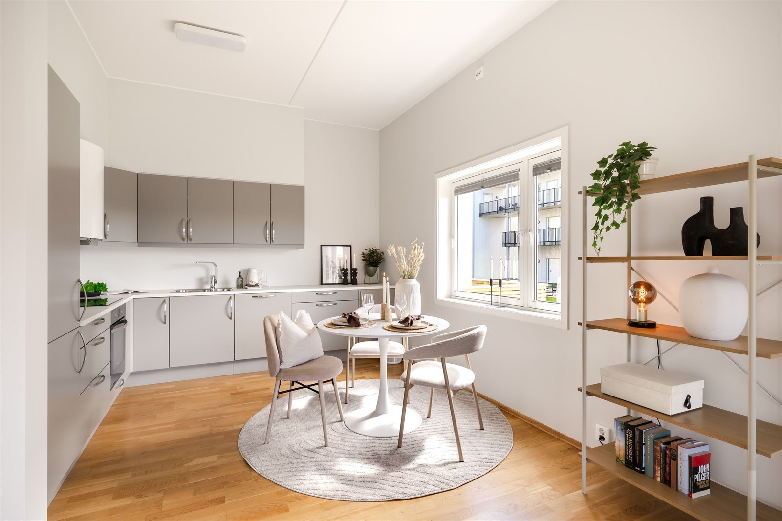 Planløsningen er både praktisk og gjennomtenkt, med en åpen løsning som skaper naturlige soner for både sofagruppe og spisestue. Galleribilde