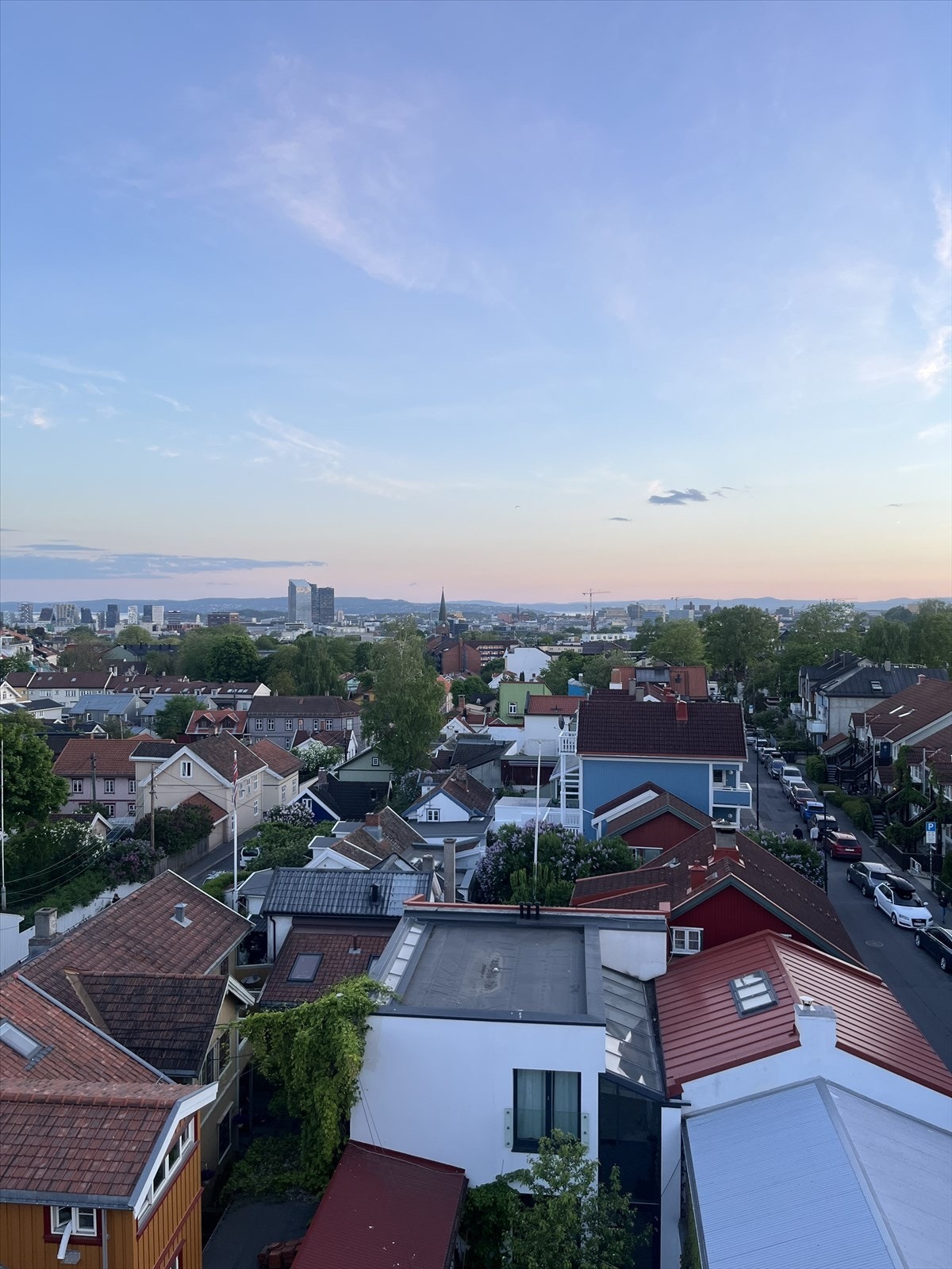 Selgers eget bilde fra en tidlig morgen på takterrassen, før byen har våknet til liv. Galleribilde