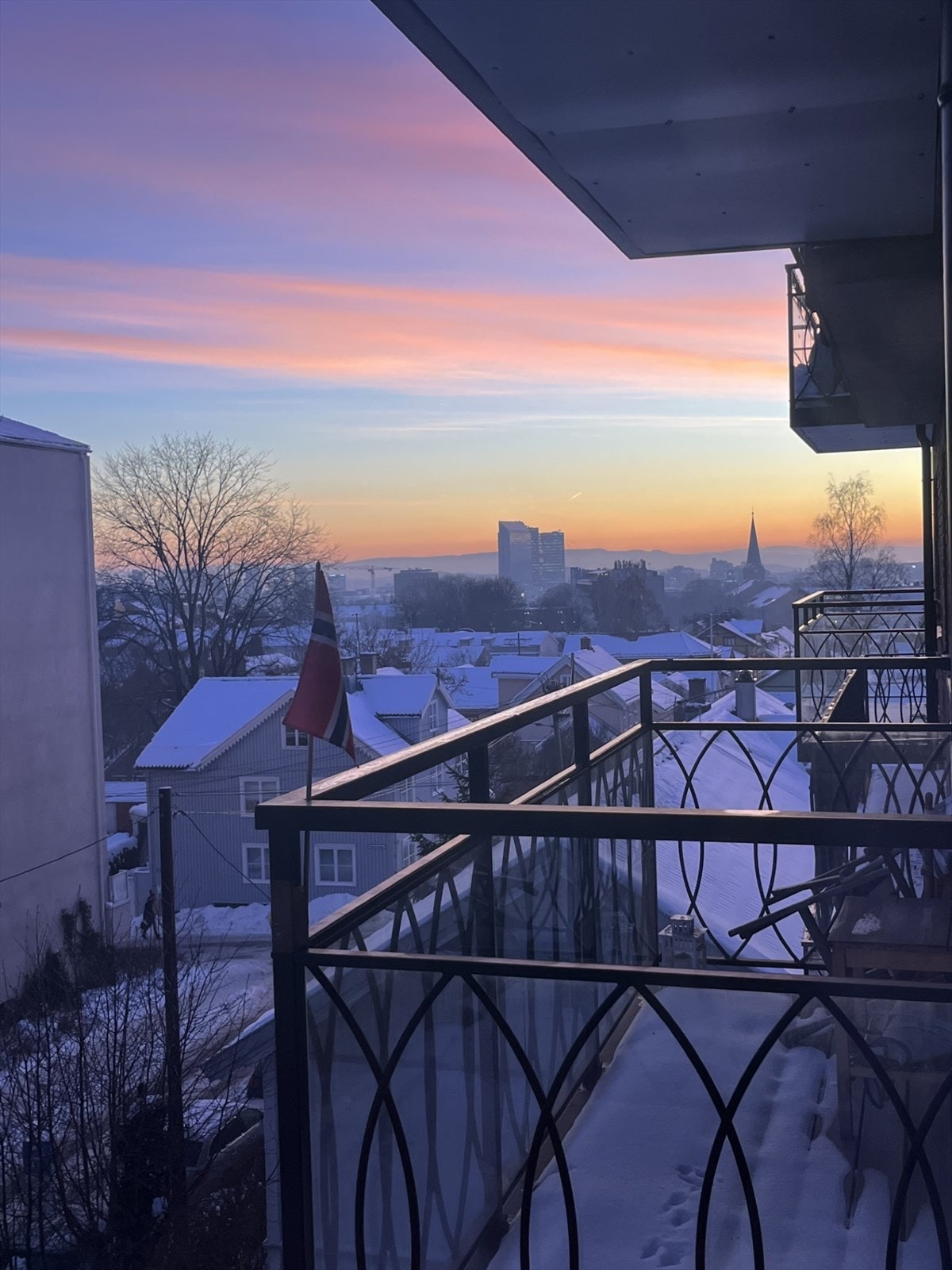 Selgers eget bilde som illustrerer hvordan utsikten fra balkongen oppleves gjennom andre årstider. Galleribilde
