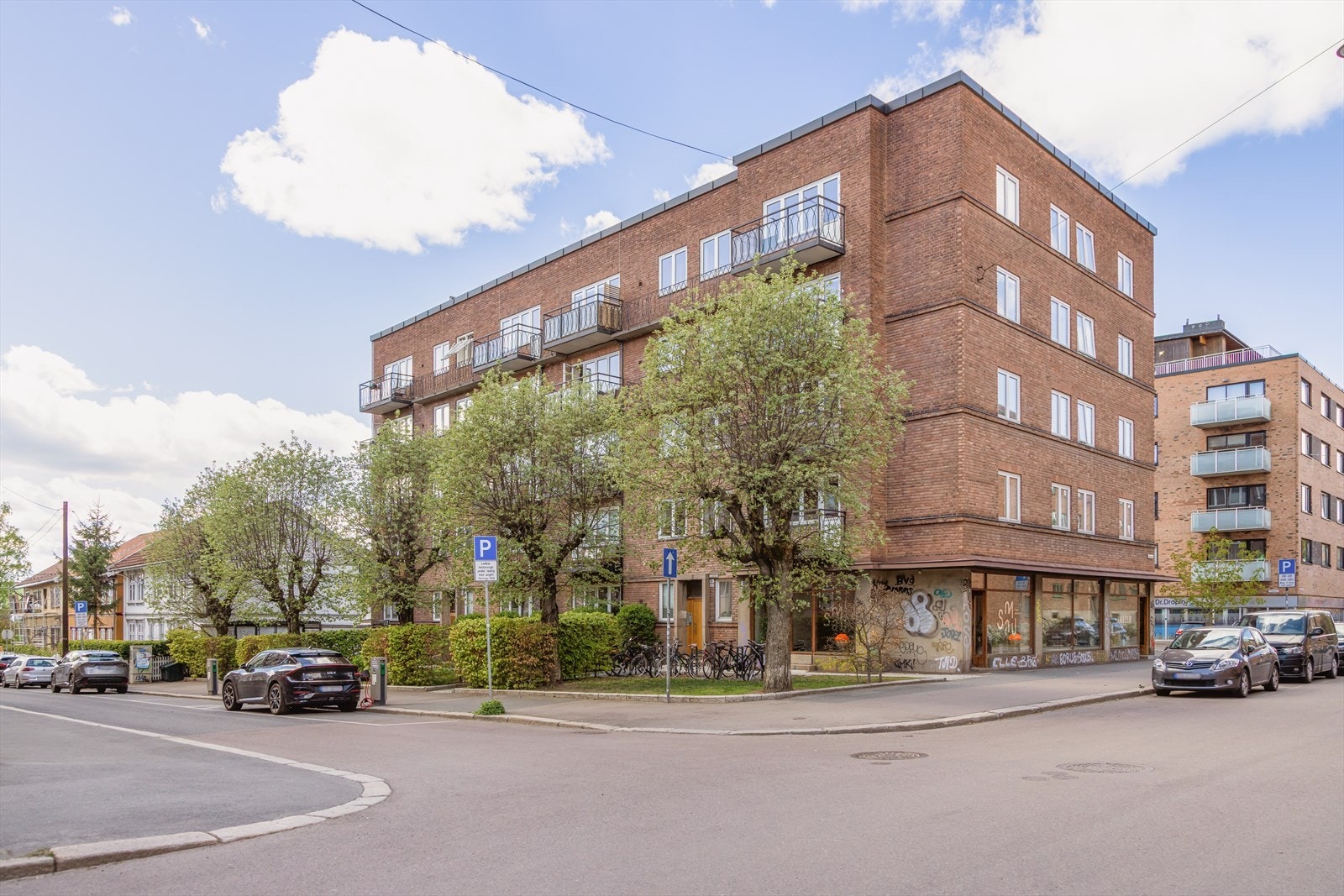 Dælenenggata ble kåret til en av Oslos beste gater i fjor, og har supre serveringssteder som Kaffe Lykke, Eviva, ART Bar og Hot Shop! Galleribilde
