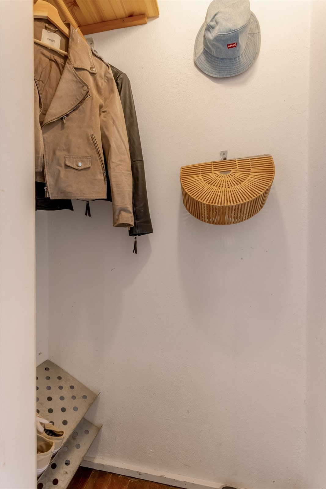 Innvendig kott i gangen, som egner seg perfekt til ekstra oppbevaringsplass i leiligheten! Galleribilde