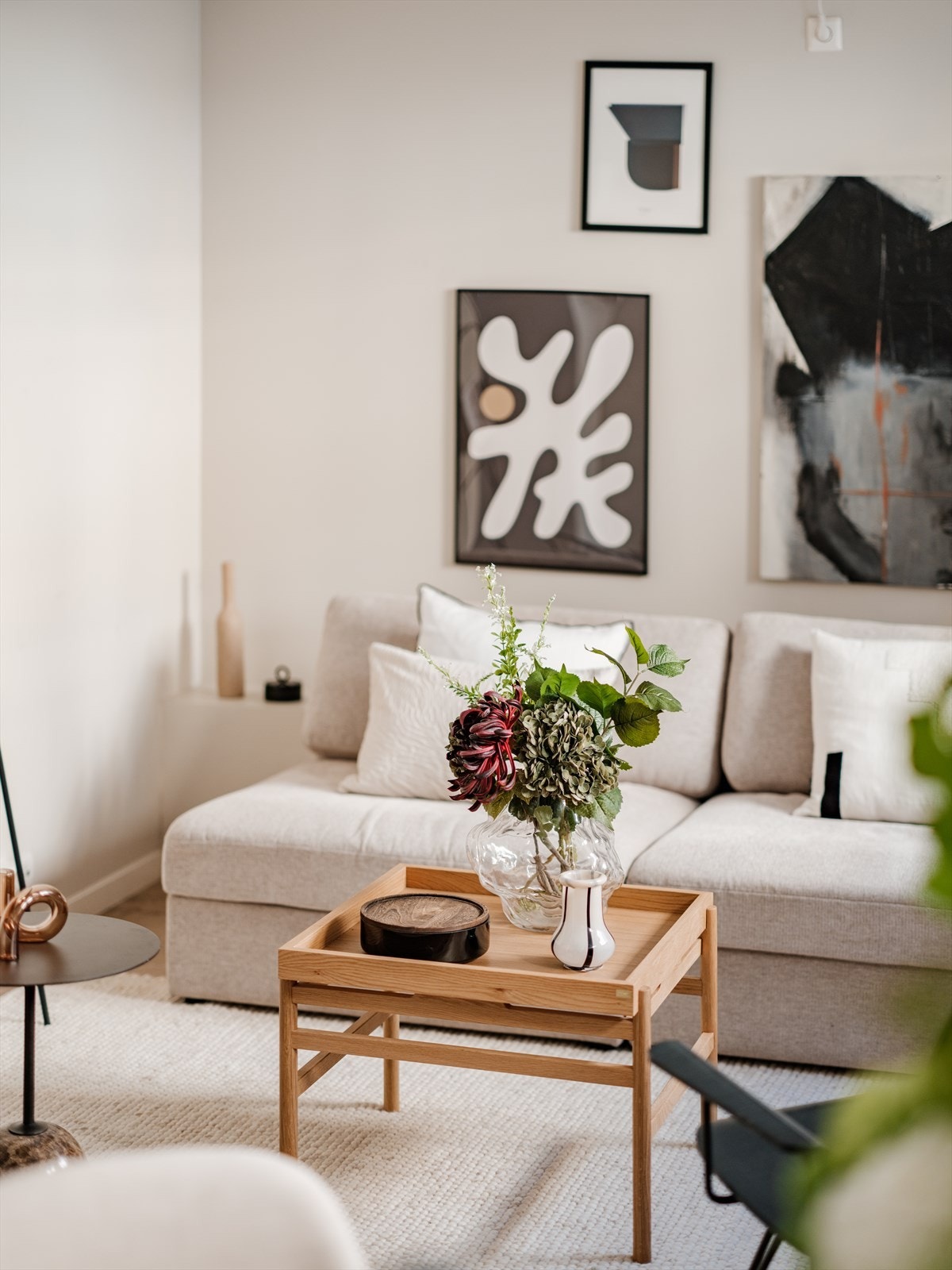 Gjennomgående materialvalg og farger skaper en rolig atmosfære. Galleribilde