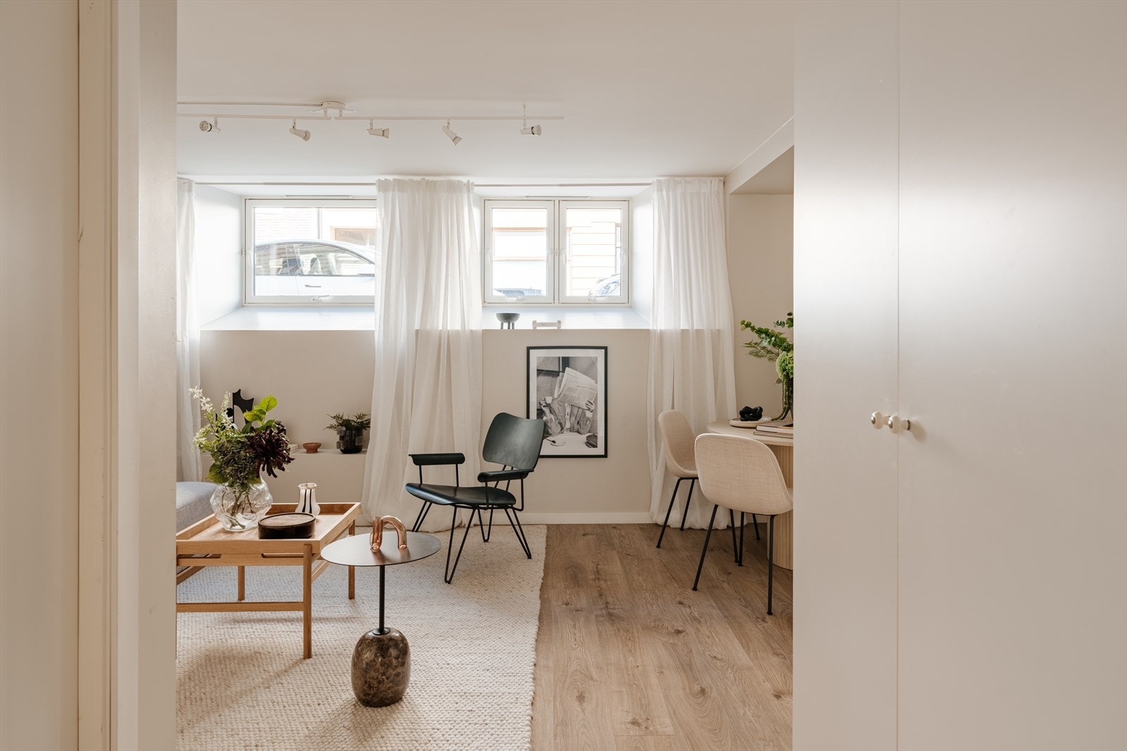 Åpen løsning mellom stue og kjøkken gir en sosial og funksjonell sone. Galleribilde