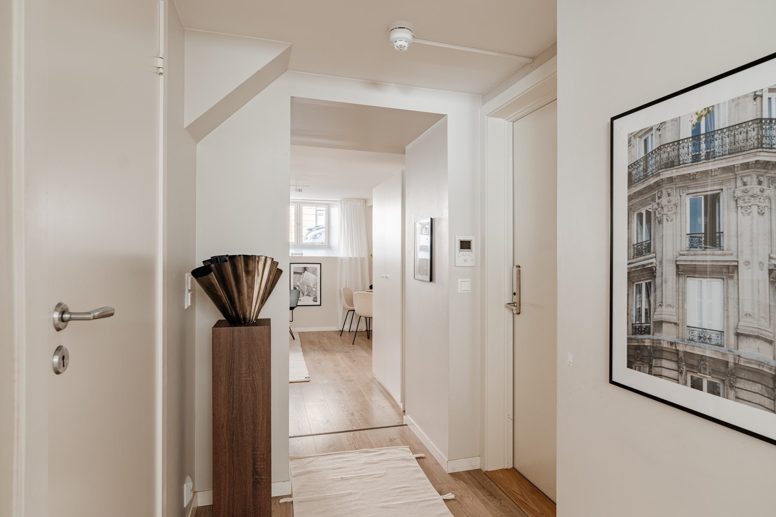 Entréen har brann- og lydklassifisert dør og leder inn til leilighetens oppholdsrom. Galleribilde