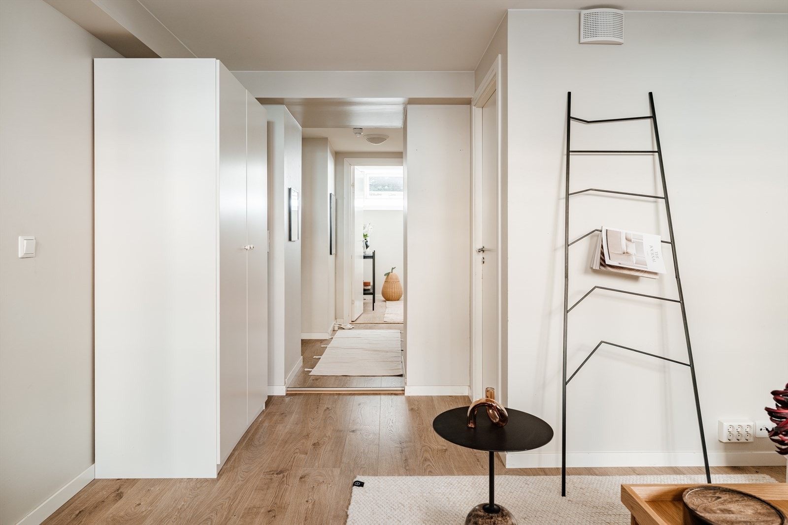 Leiligheten er gjennomgående, som sikrer godt med dagslys. Galleribilde