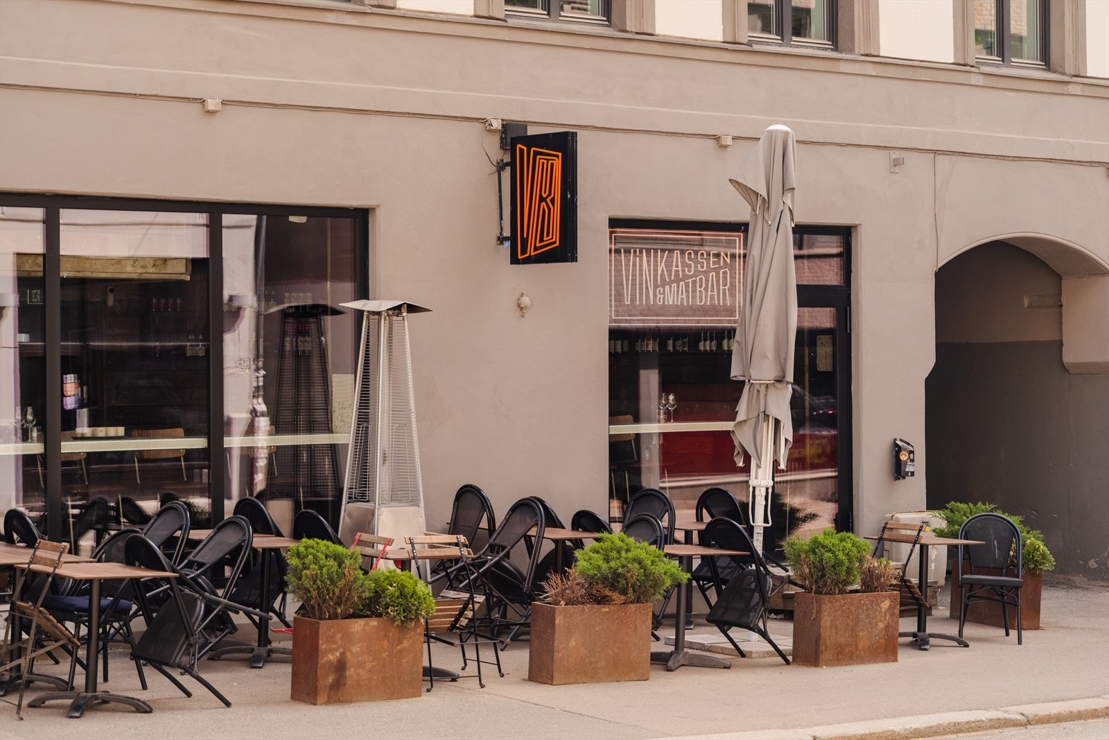 Nærområdet byr på et variert utvalg av restauranter og kafeer, samt hyggelig vinbar. Galleribilde