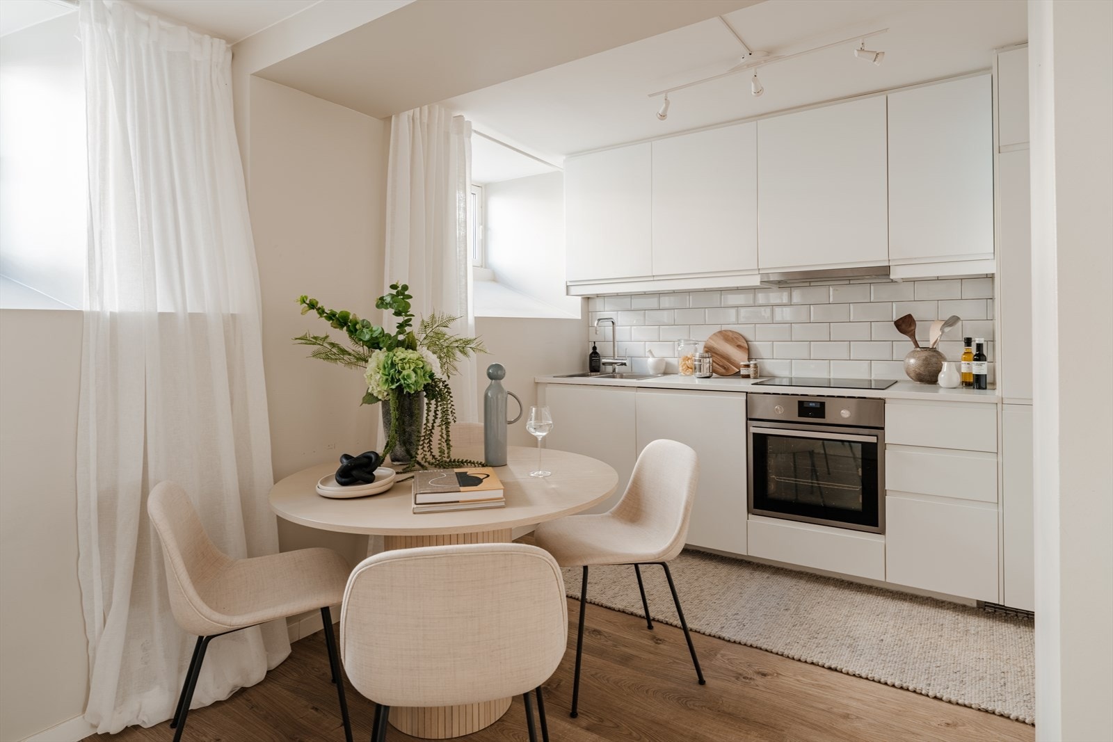 Kjøkkeninnredningen fra 2019 har glatte fronter og benkeplate i laminat. Galleribilde