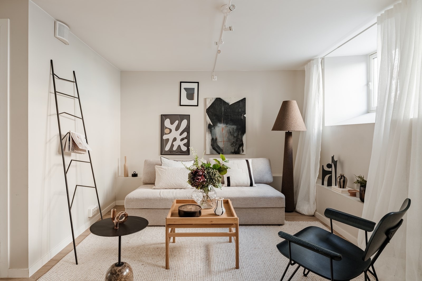 Sparklede og malte overflater på vegger og i himling gir et helhetlig inntrykk. Galleribilde