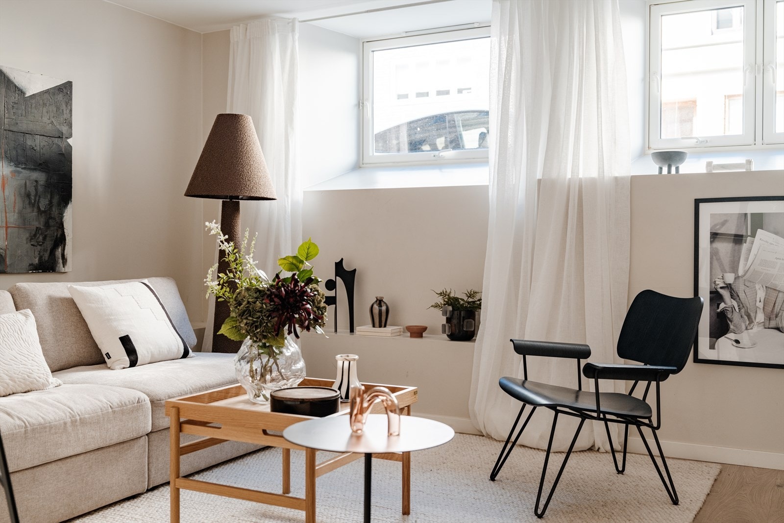 Stuen har god plass til sofagruppe og spisebord, samt annen møblering. Galleribilde