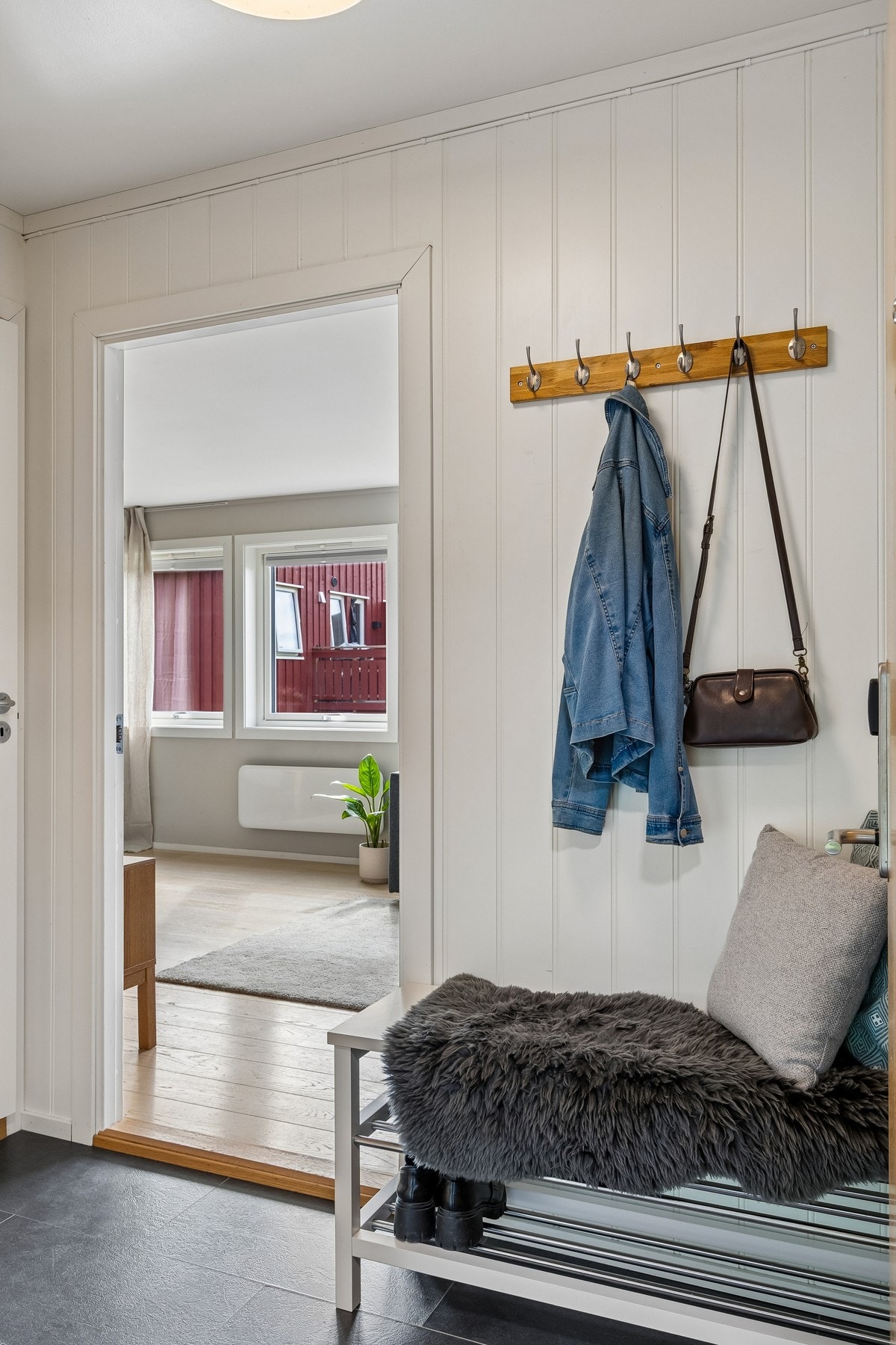 Gangen gir et godt førsteinntrykk av boligen og fremstår lys og innbydende. Galleribilde