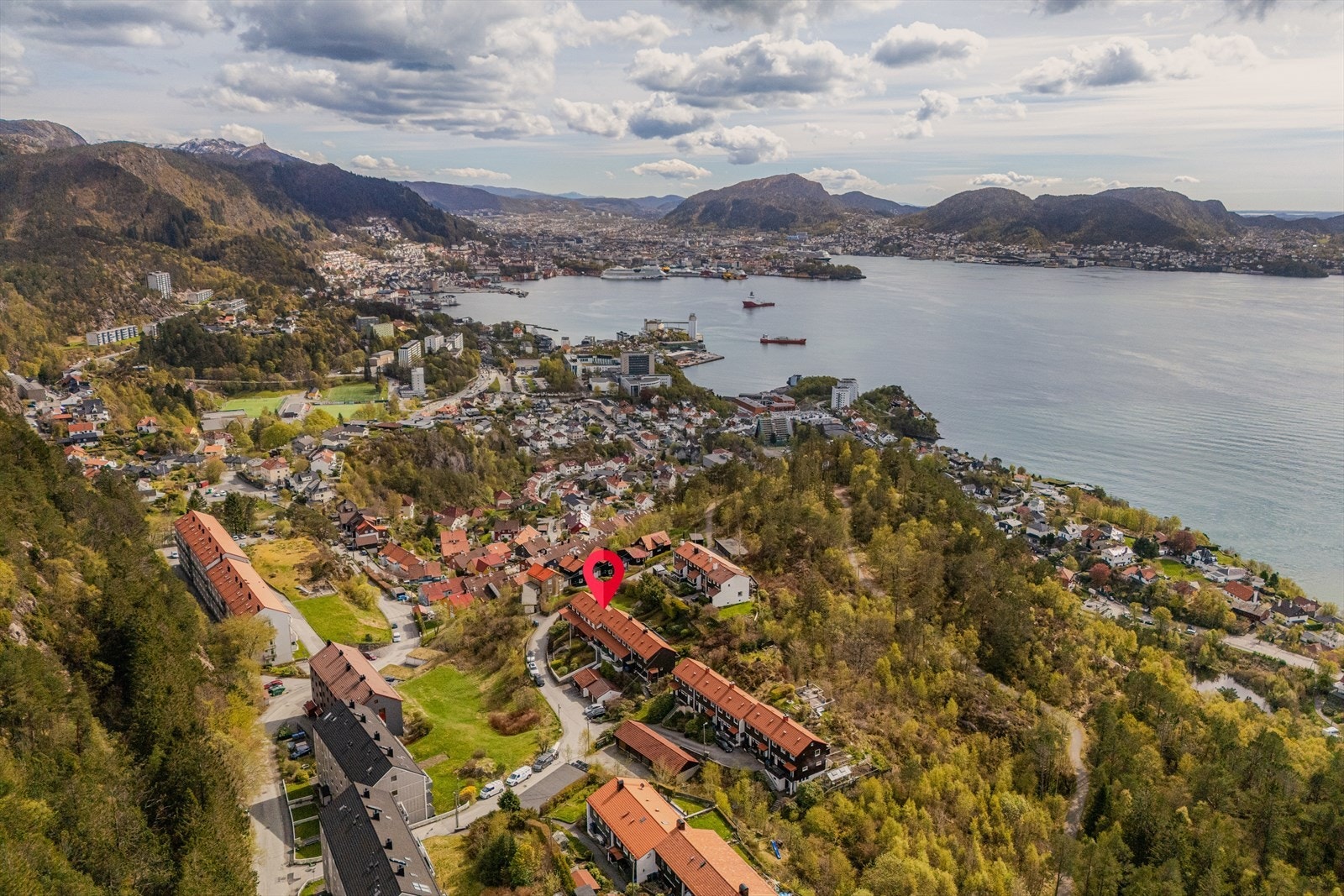 Boligen har en meget attraktiv og barnevennlig beliggenhet i naturskjønne omgivelser i Ytre Sandviken. Galleribilde