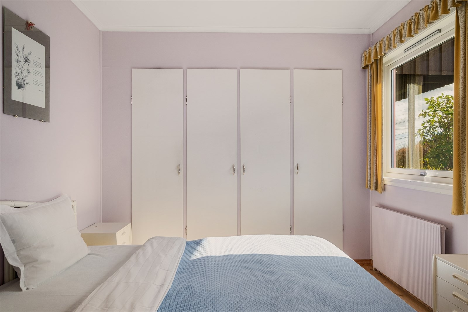 Soverommet har god plass til dobbeltseng og garderobe. Galleribilde