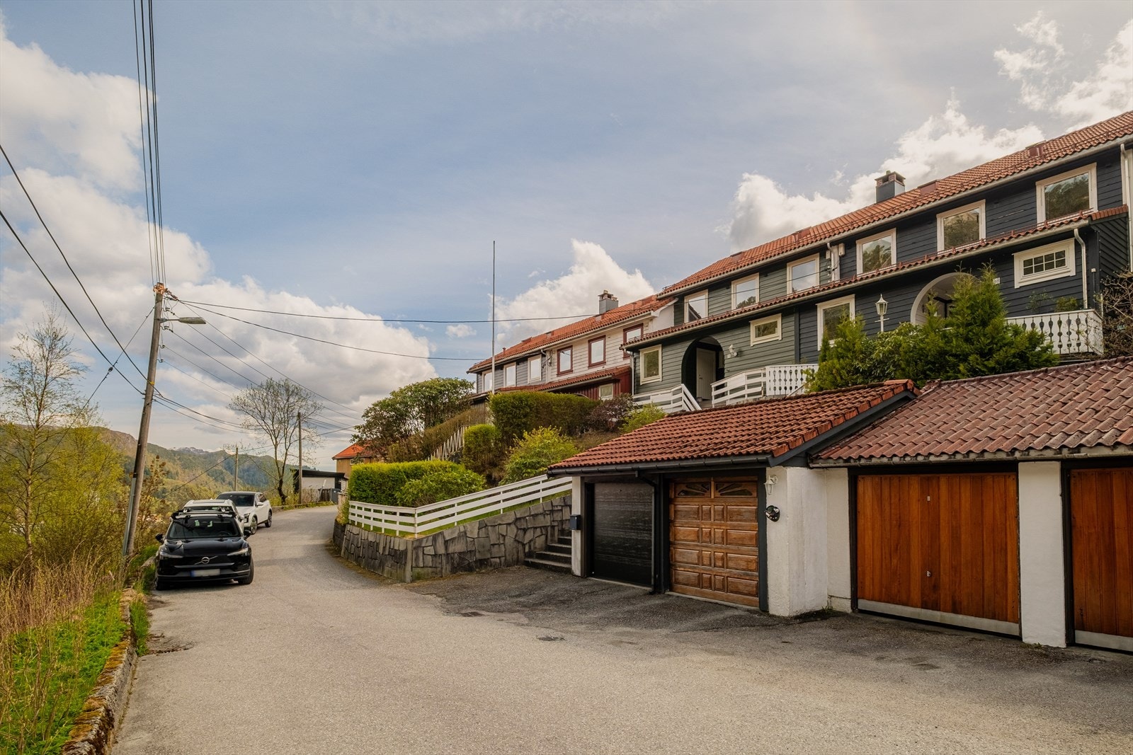 Parkering i egen garasje på festet tomt. Se tekst under "tomteforhold" for mer informasjon. Galleribilde
