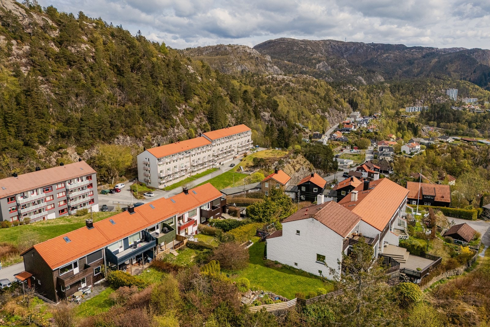 Området byr på mange flotte turmuligheter, da Munkebotsdalen tar deg raskt opp på Sandviksfjellet og videre innover mot Rundemann, Fløyen og Vidden. Alternativt kan man følge vakre Fjellveien mot sentrum. Galleribilde