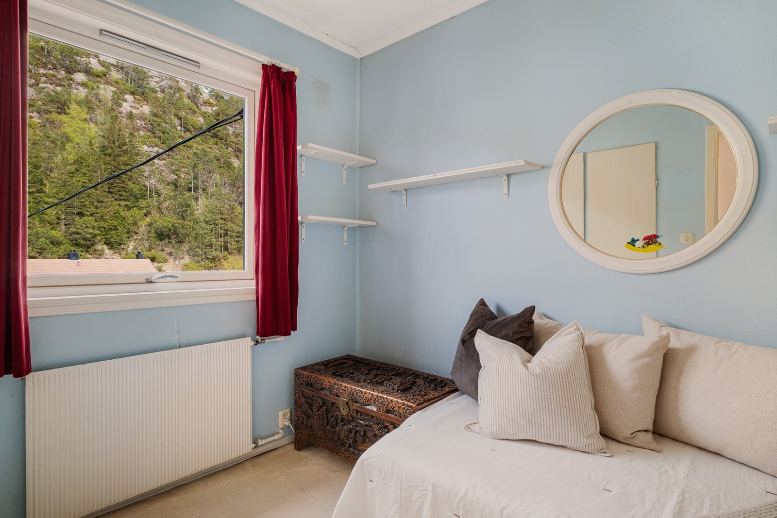 I andre etasje er det ett soverom av god størrelse. Rommet kan innredes med seng, nattbord og garderobe. Galleribilde