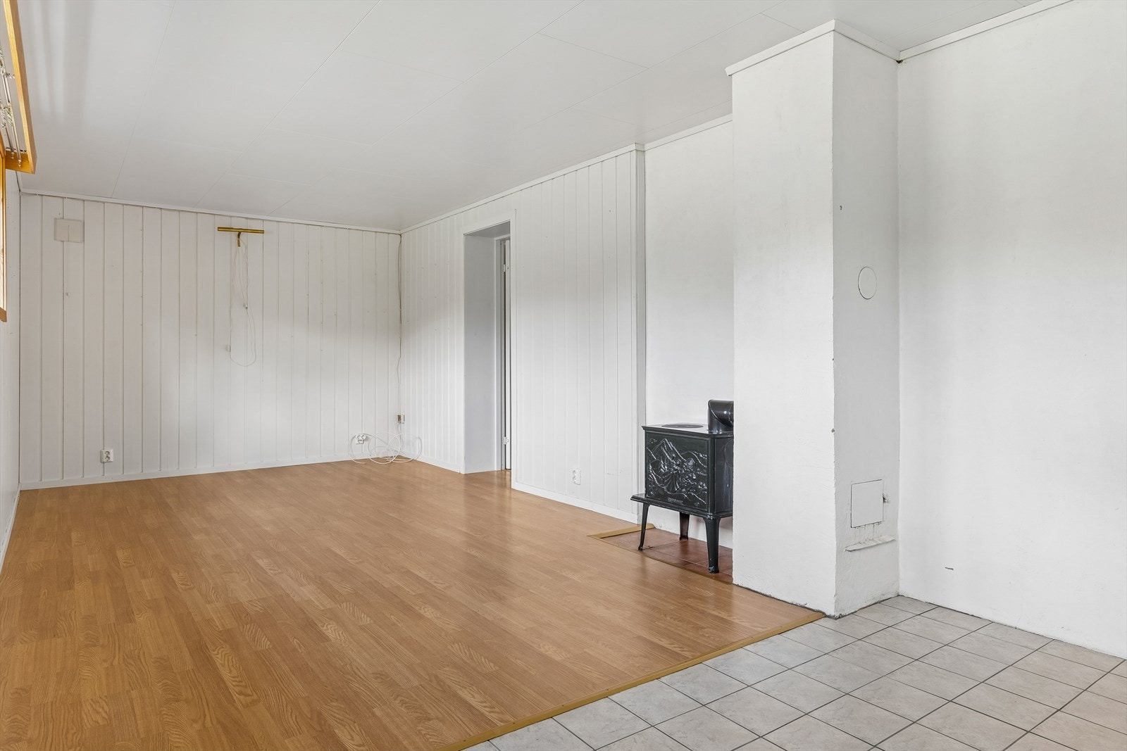 Gulvene i kjelleretasjen består av en blanding av betong, flis og teppegulv, med tegn til varmekabler i enkelte soner. Galleribilde