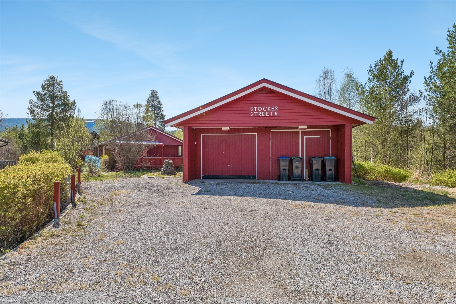 Meget fint beliggende enebolig fra 1985. Frittstående garasje på 46 m² med innlagt strøm. Galleribilde