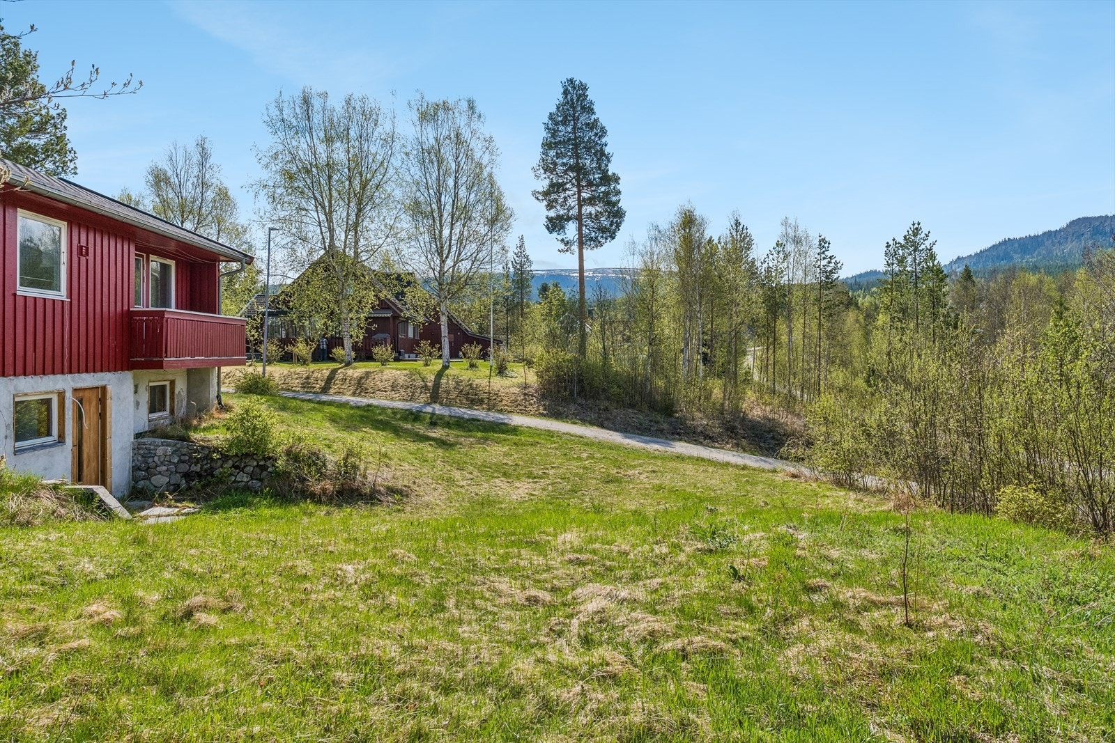 Eiendommen ligger usjenert og fint til. Galleribilde