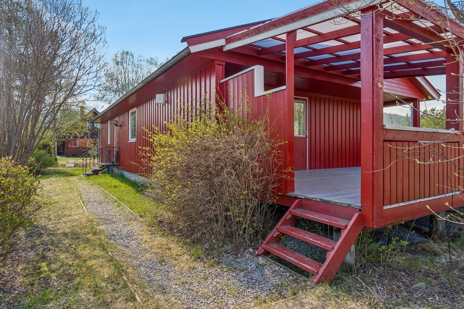 Boligen er bygget av Horten Hus og har en kombinasjon av stående og liggende bordkledning. Galleribilde