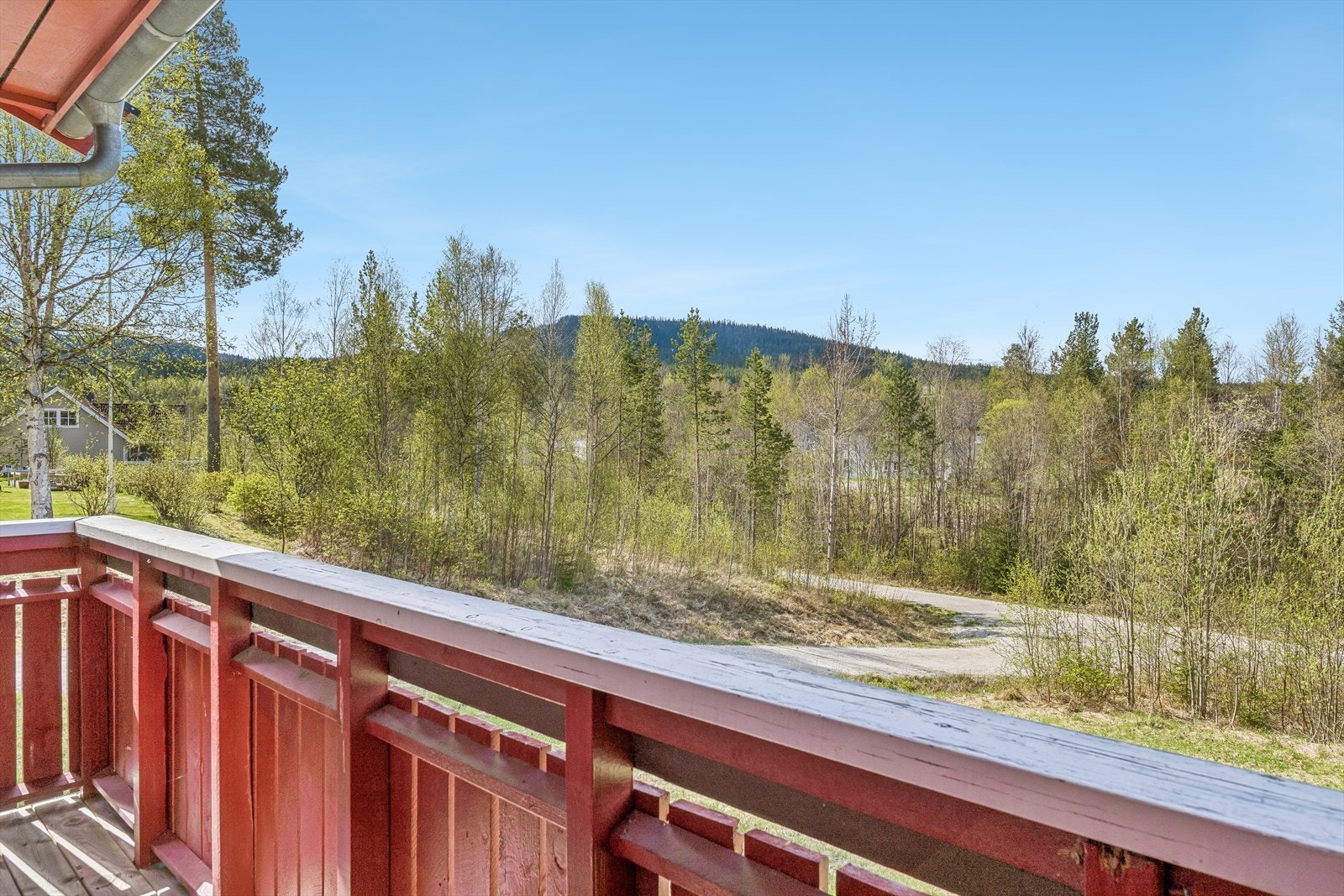 Eiendommen ligger på en høyde med fine sol- og utsiktsforhold. Galleribilde