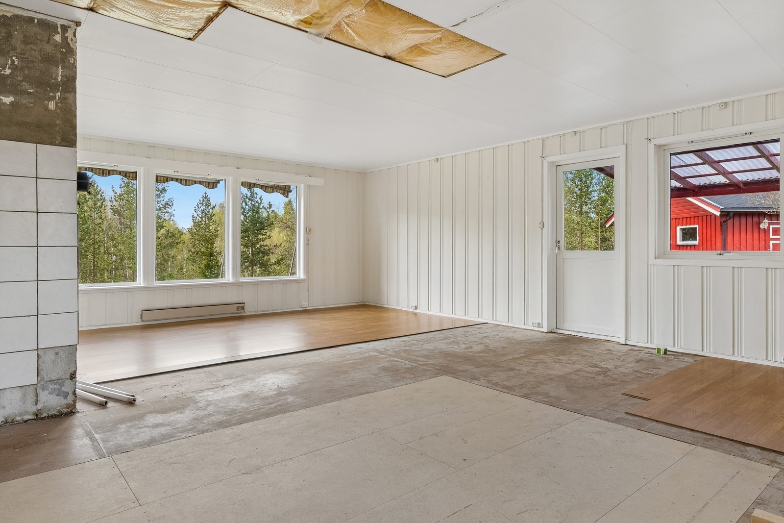 Fra stuen er det utgang til en romslig og delvis overbygget veranda. Galleribilde