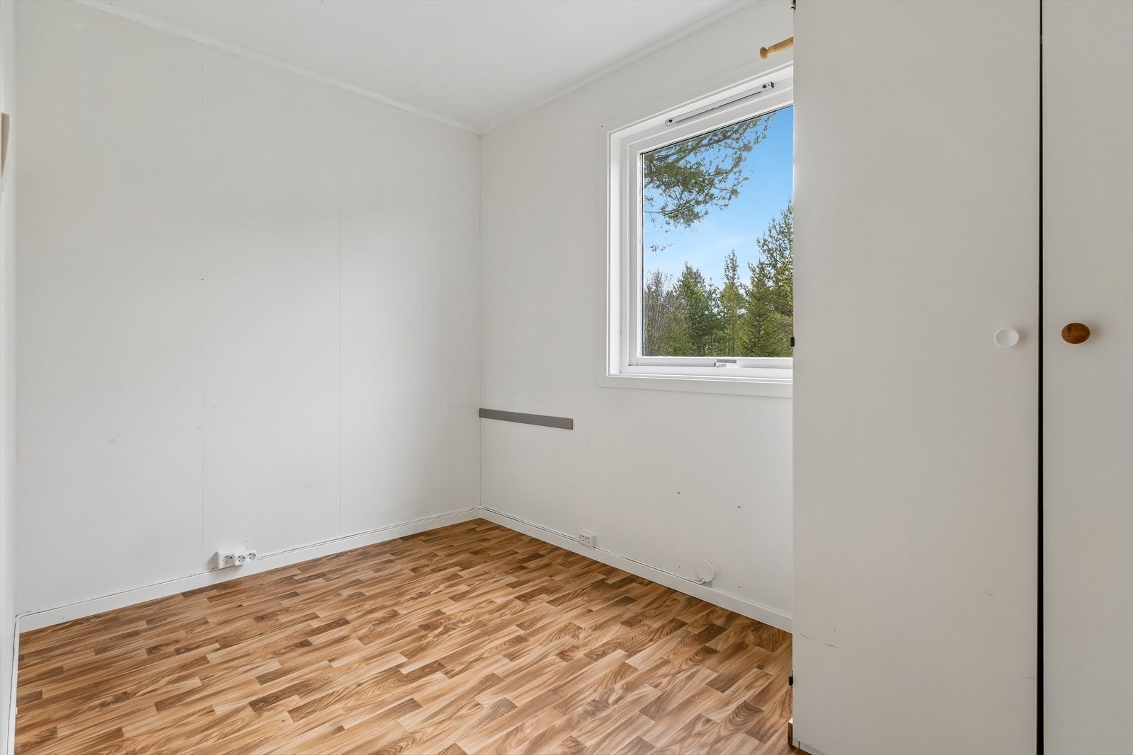 Det andre soverommet i hovedetasjen. Veggene har malte plater og gulvet har laminat. Galleribilde