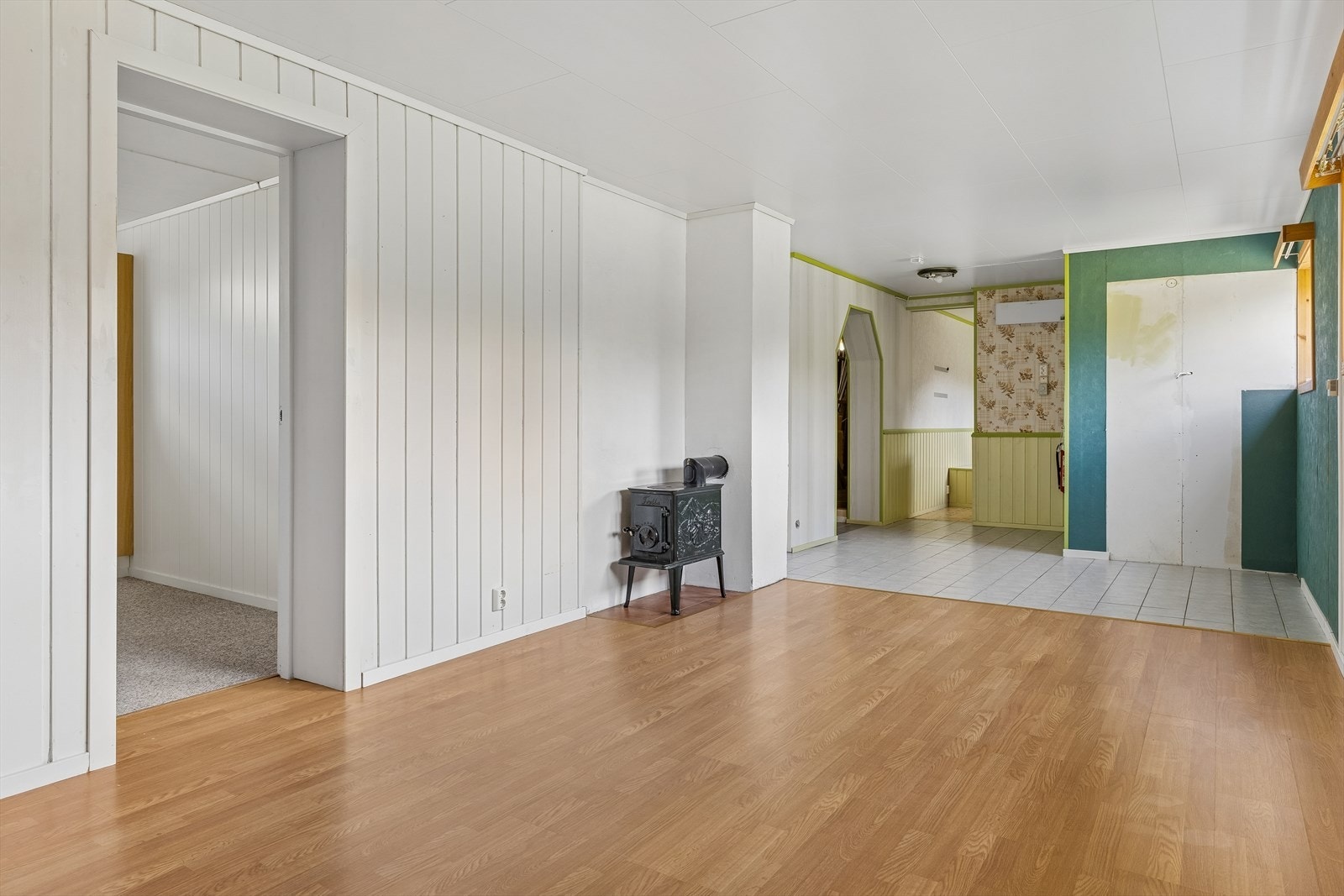 Disponibelt rom benyttet som kjellerstue. Rommet er ikke omsøkt fra tilleggsdel til hoveddel, og er ikke godkjent til varig opphold. Galleribilde