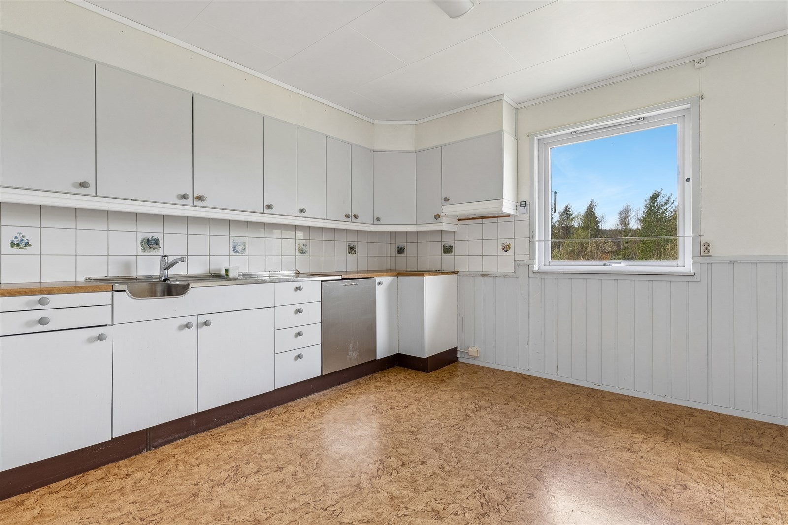 Rommet har opplegg for oppvaskmaskin og komfyr, samt kjøkkenventilator med avtrekk ut. Galleribilde