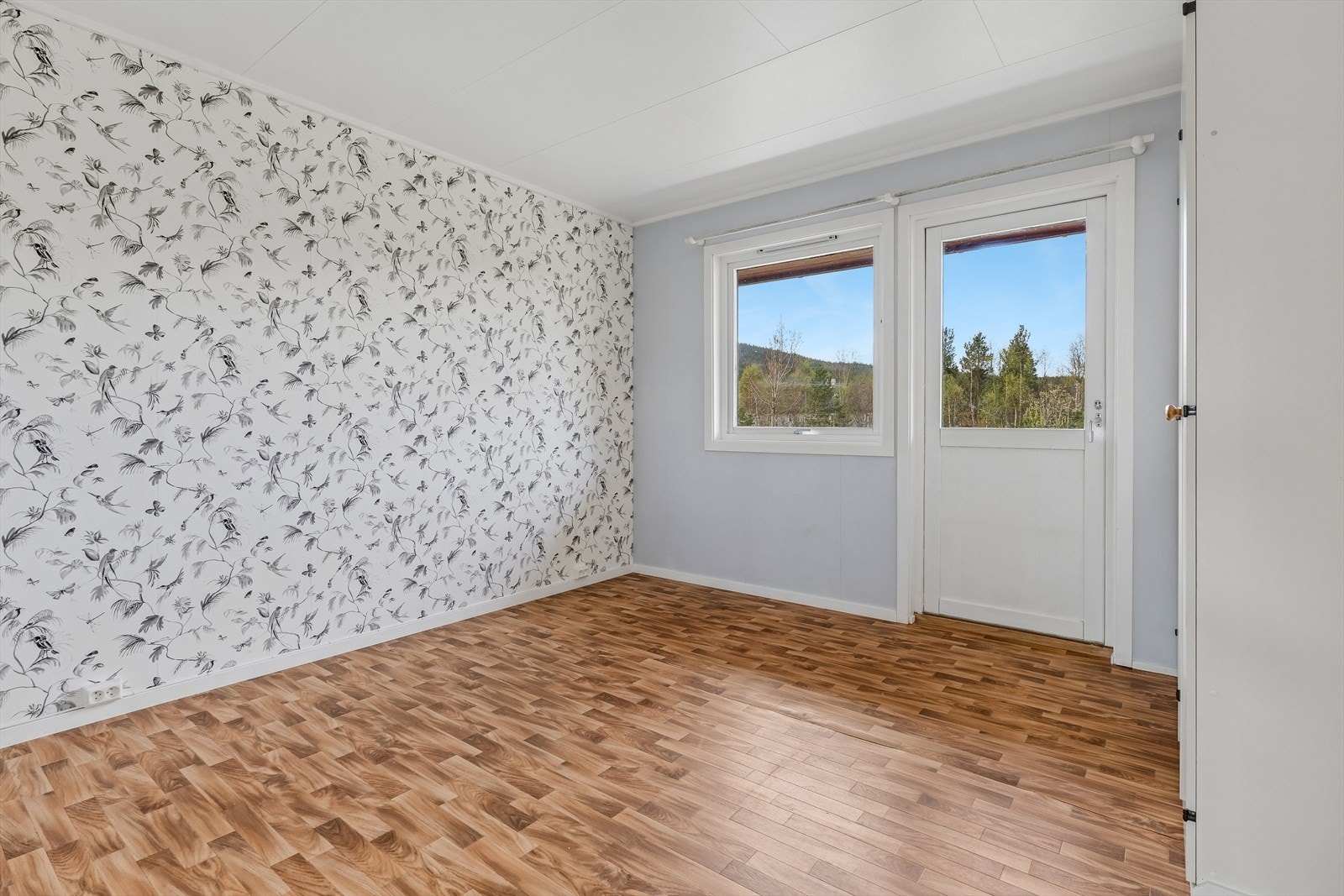 Det ene soverommet i første etasje har egen utgang til en luftebalkong. Galleribilde