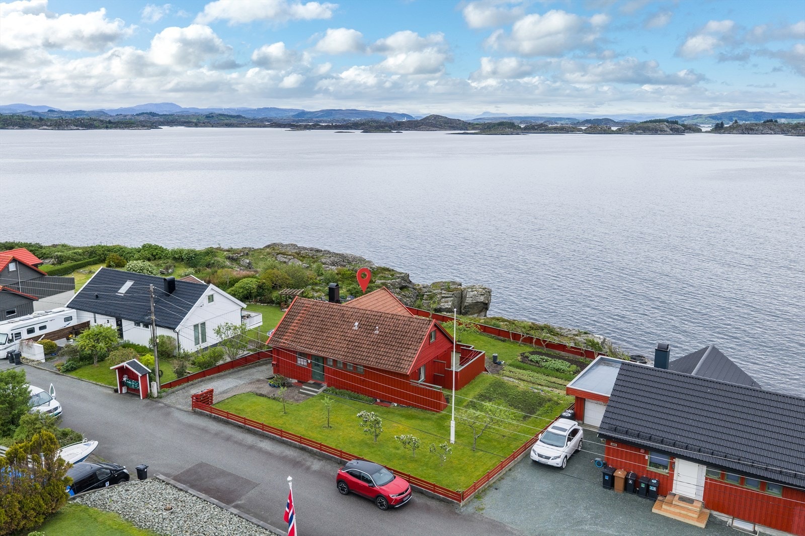 Fra eiendommen er det kun få minutter i bil til Kopervik sentrum. Galleribilde