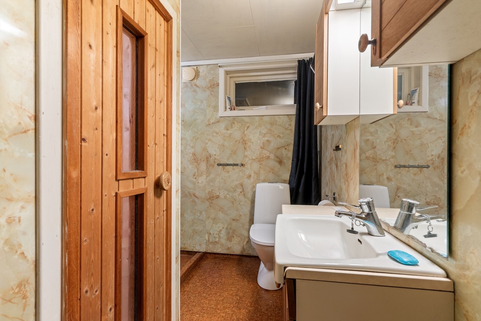 Badet i kjelleren har toalett og servant, og har direkte adkomst til badstuen. Galleribilde