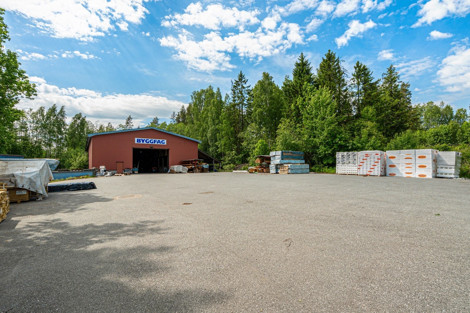 Uteområdet er ryddig og oversiktlig, med god kapasitet for lagring av varer og materialer. Galleribilde