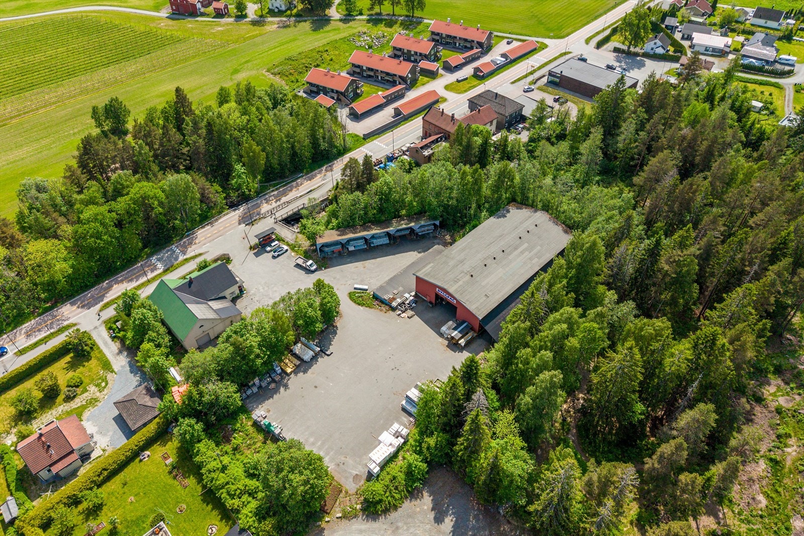Eiendommen består av flere frittstående bygg, inkludert forretningsbygg, lagerhaller, lagerskur og uthus. Galleribilde