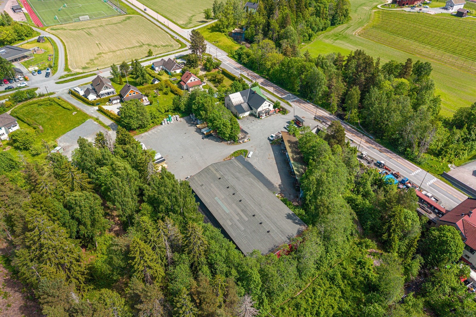 Tomten gir rikelig med plass for logistikk, lagring og videre utvikling. Galleribilde