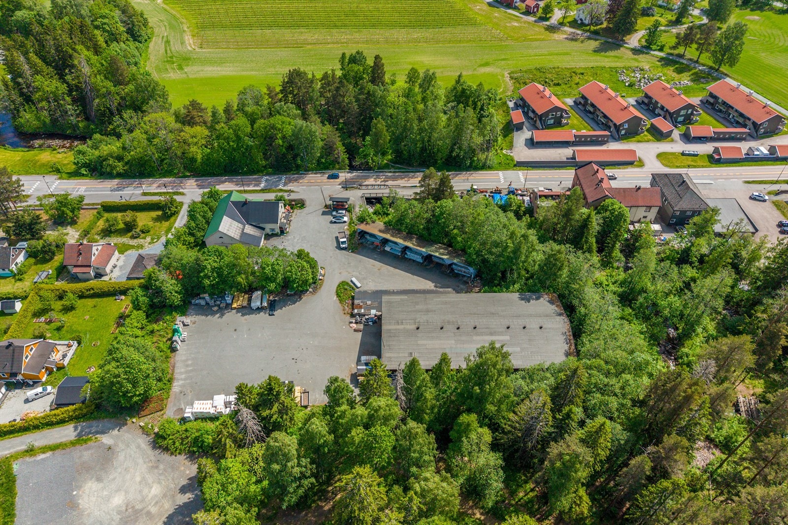 Langs baksiden av den store lagerhallen er det en carport på ca. 177 m² for overbygget lagring. Galleribilde