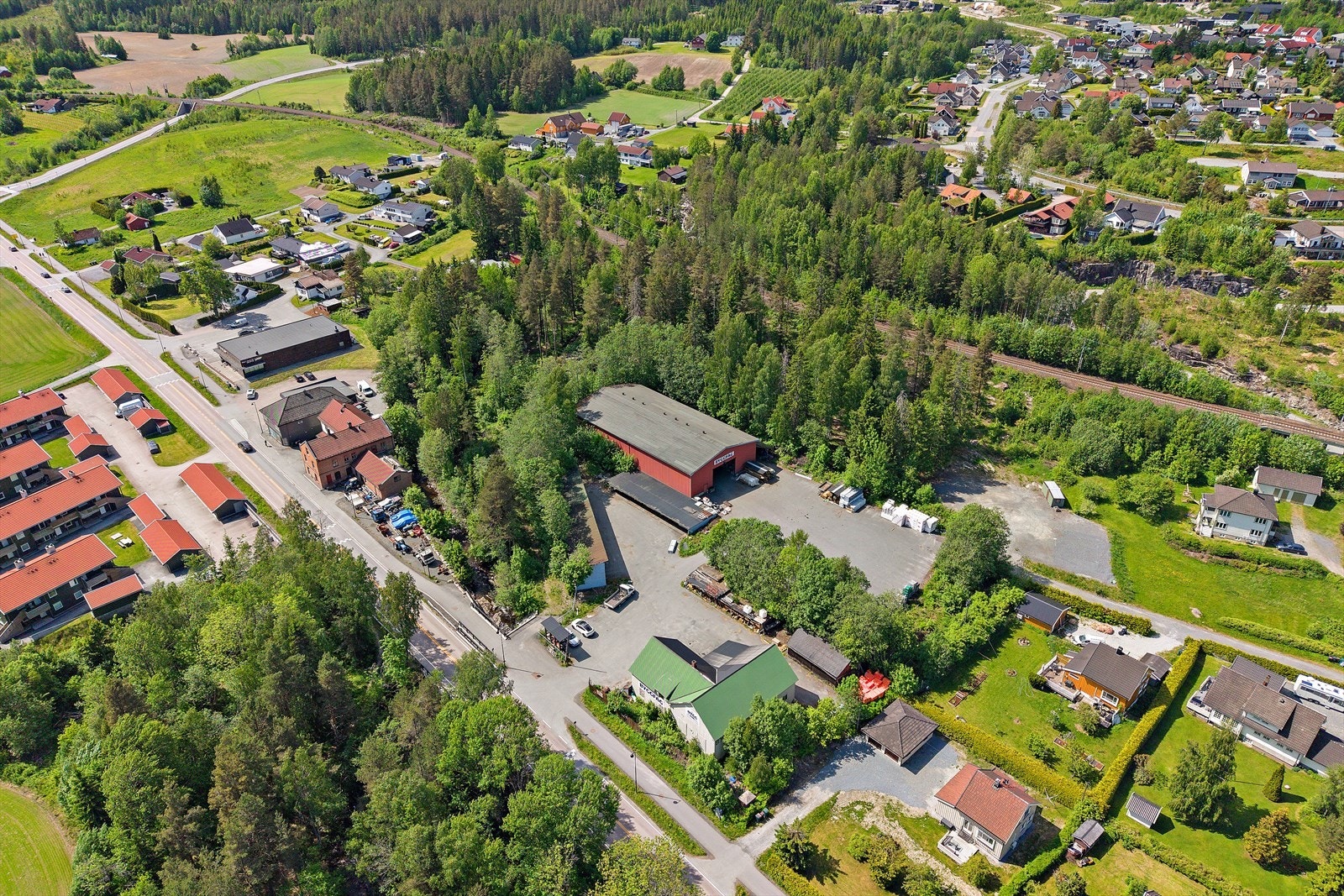En stor utviklingseiendom som i dag benyttes til trelasthandel, med en betydelig bygningsmasse for lager og næring. Galleribilde