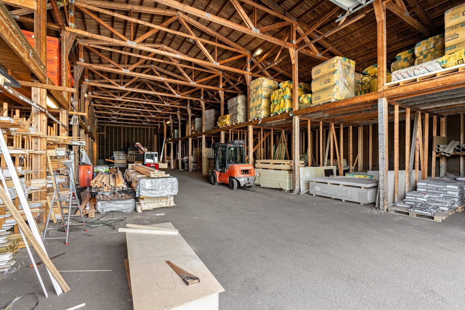 Innvendig i lagerhallen fra ca. 2000. Hallen har en grunnflate på ca. 800 m² med asfaltert gulv og en mesanin på totalt ca. 450 m². Galleribilde