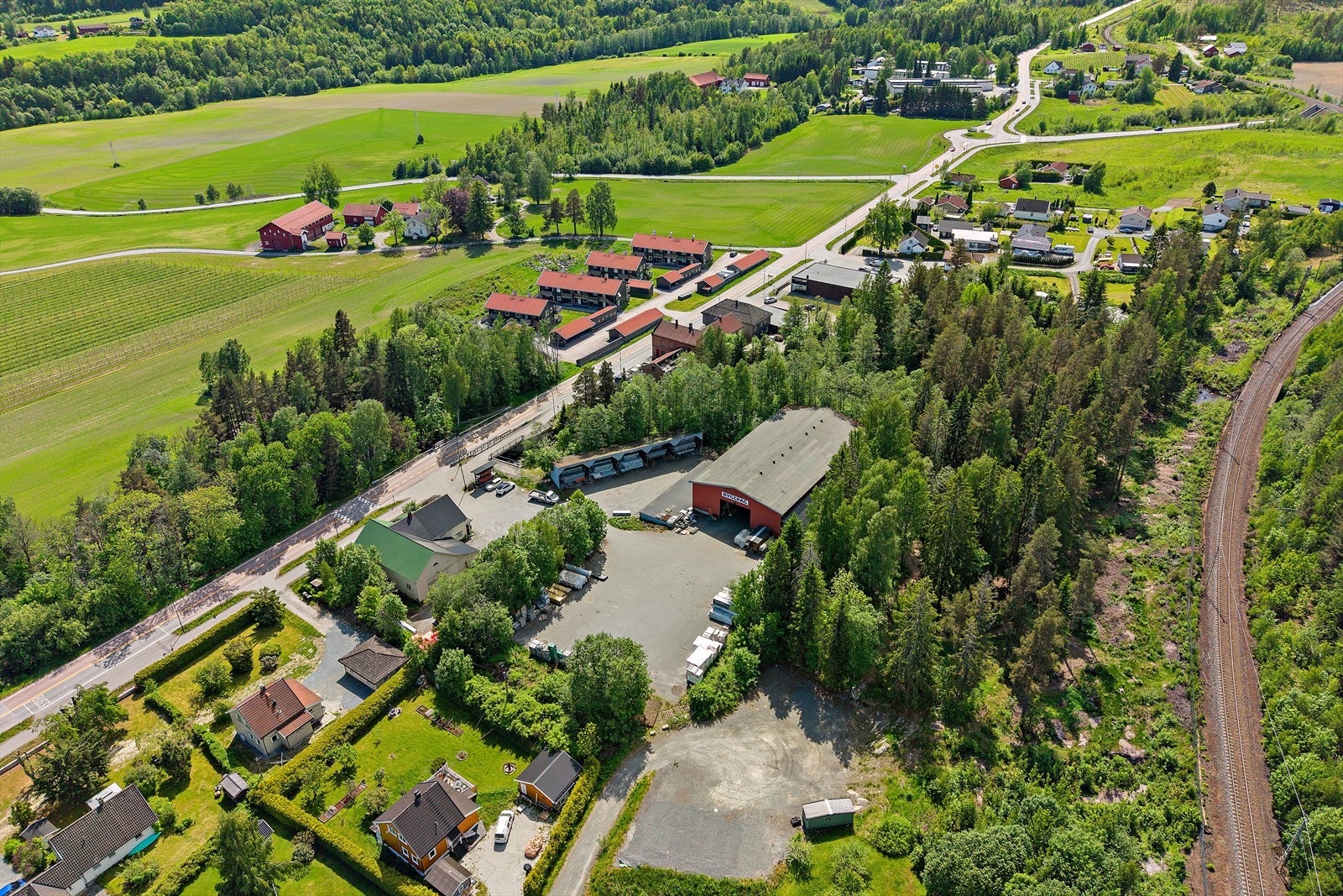 Eiendommen har en strategisk beliggenhet på Fiskum, med kort avstand til skole, butikk og påkjøring til E-134. Galleribilde