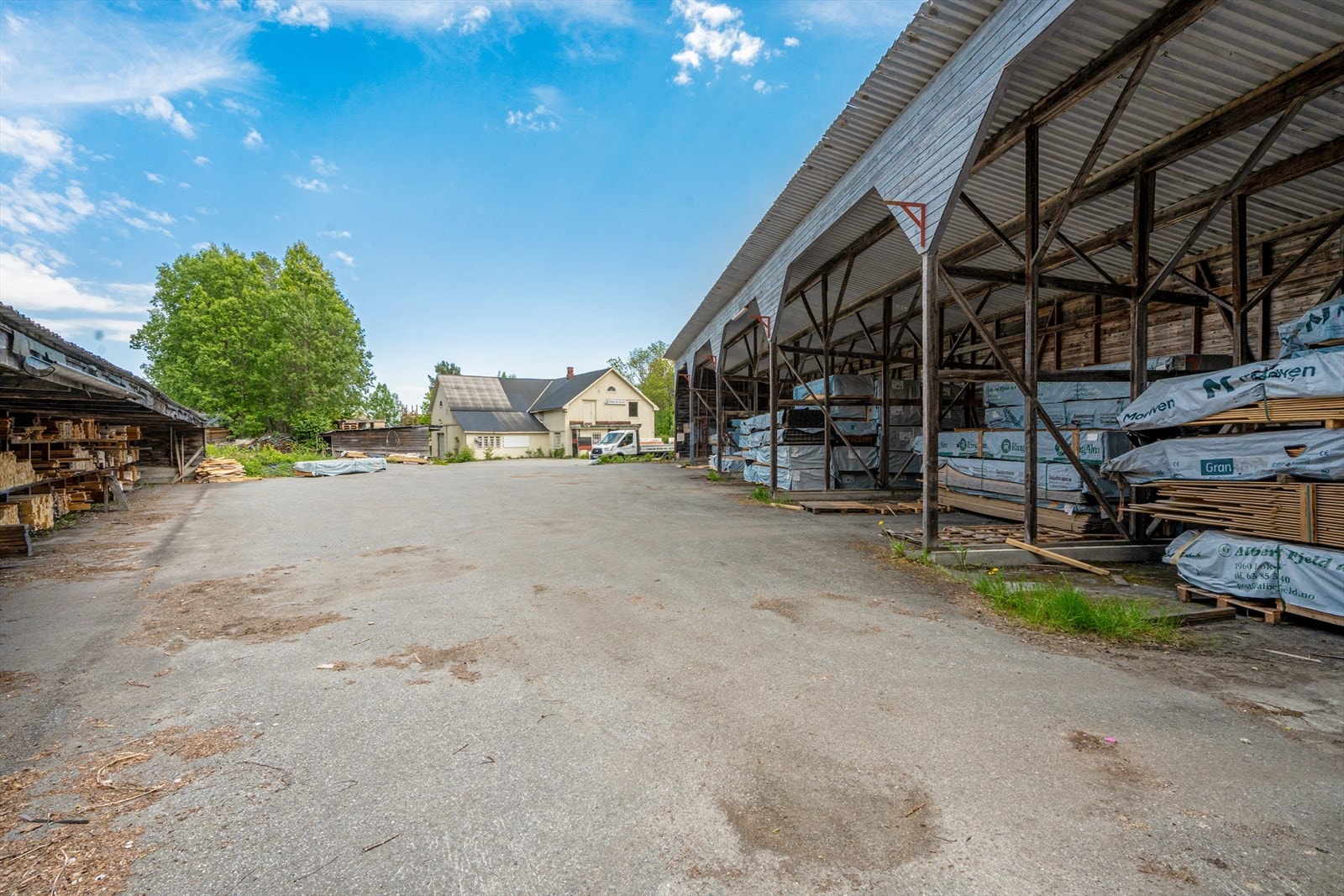 Det åpne lagerbygget har pulttak tekket med stålplater og er fundamentert på betong. Galleribilde