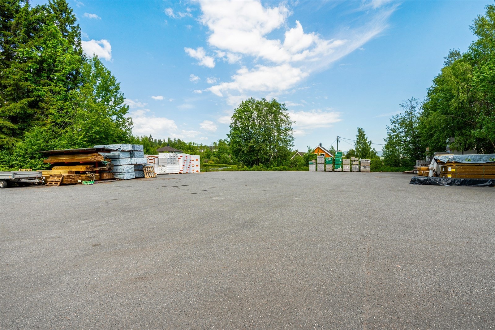 Store, asfalterte utearealer gir gode muligheter for utendørs lagring og enkel logistikk på tomten. Galleribilde