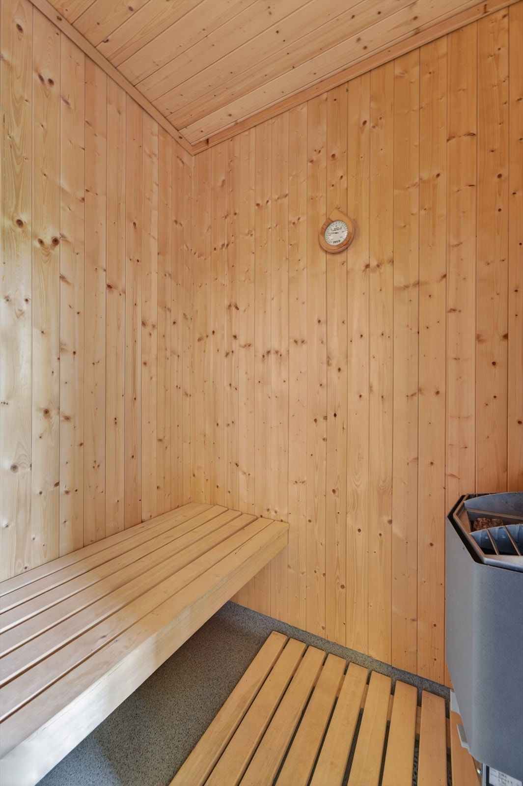 Det er badstue med inngang fra badet. Galleribilde