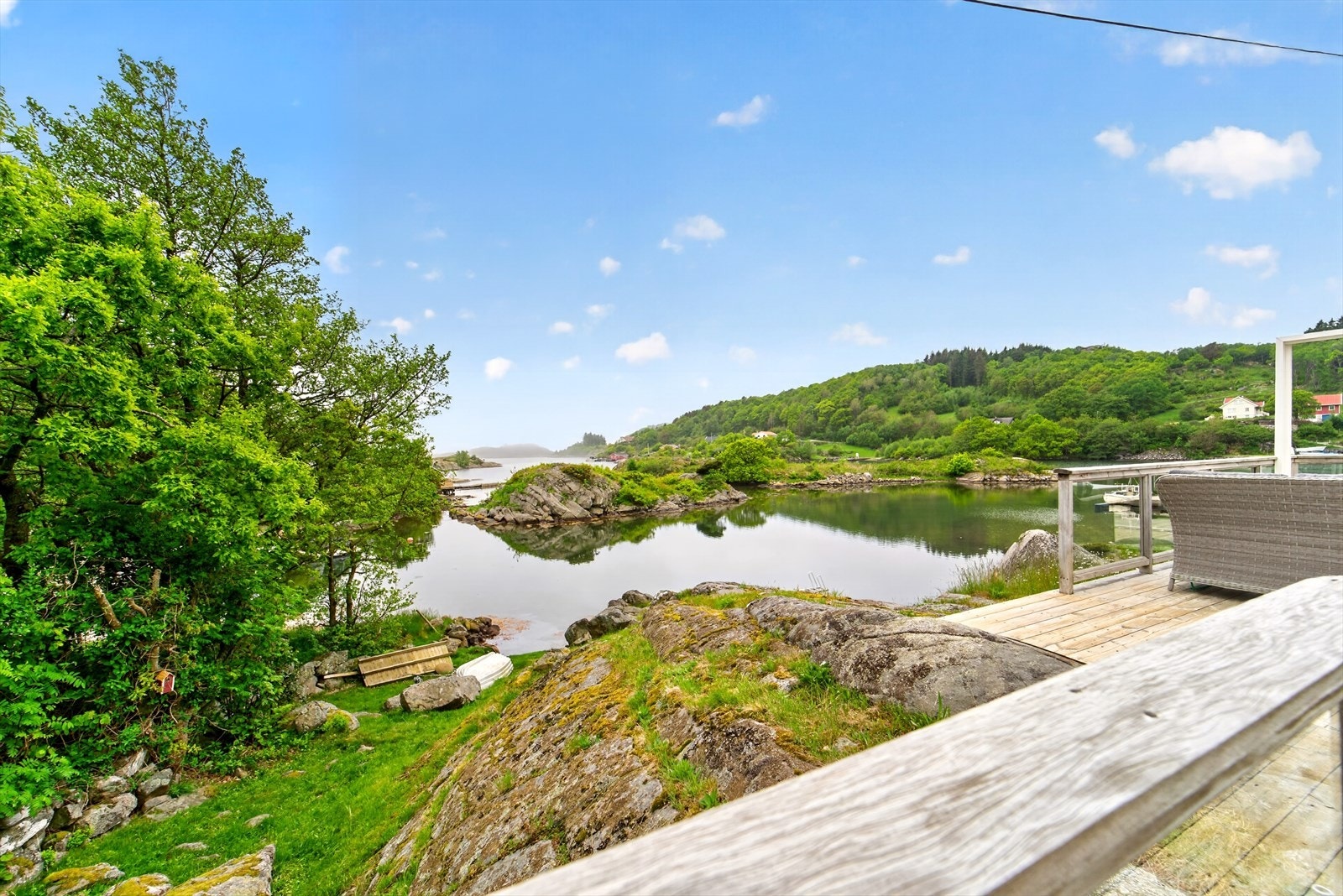 Eiendommen ligger veldig fint til ved sjøen med egen strandlinje og gode solforhold. Galleribilde