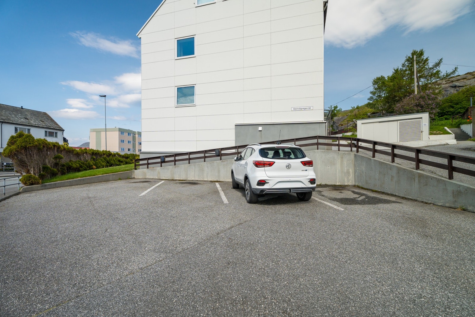For øvrig er det parkeringsmuligheter med EL-billader på borretslagets tomt, førstemann til mølla-prinsippet gjelder. Galleribilde