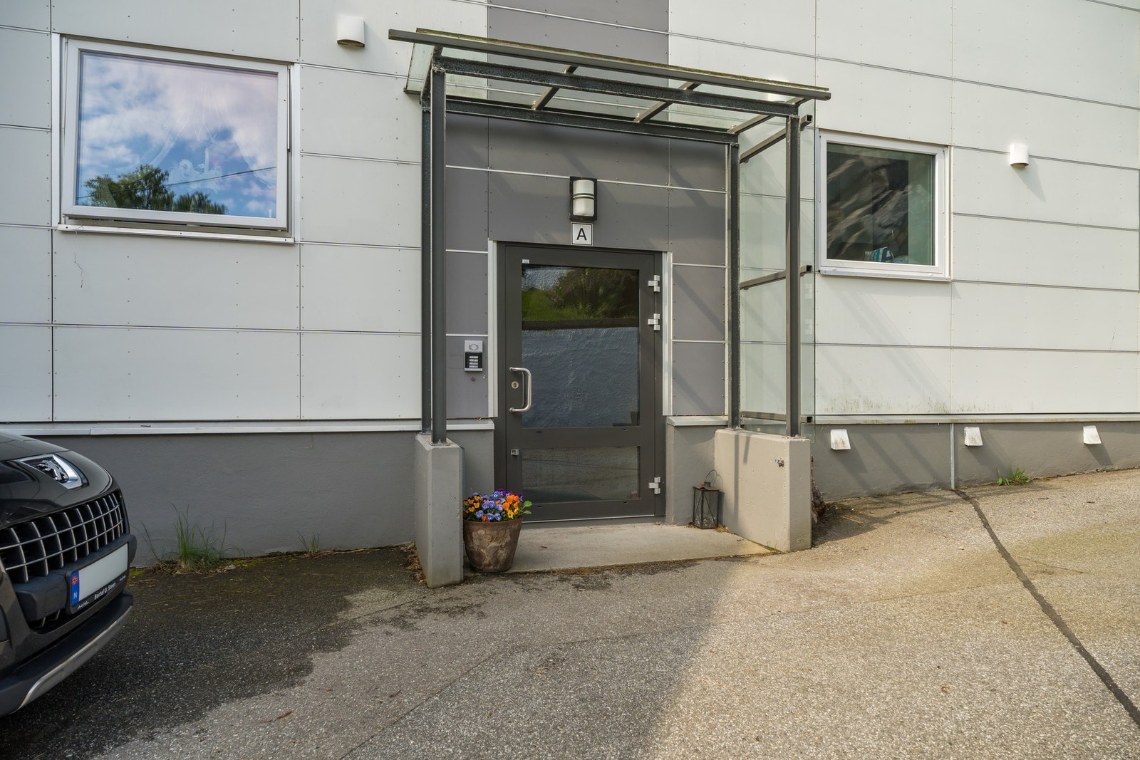 Leiligheten disponerer parkering like utenfor inngangspartiet. Galleribilde