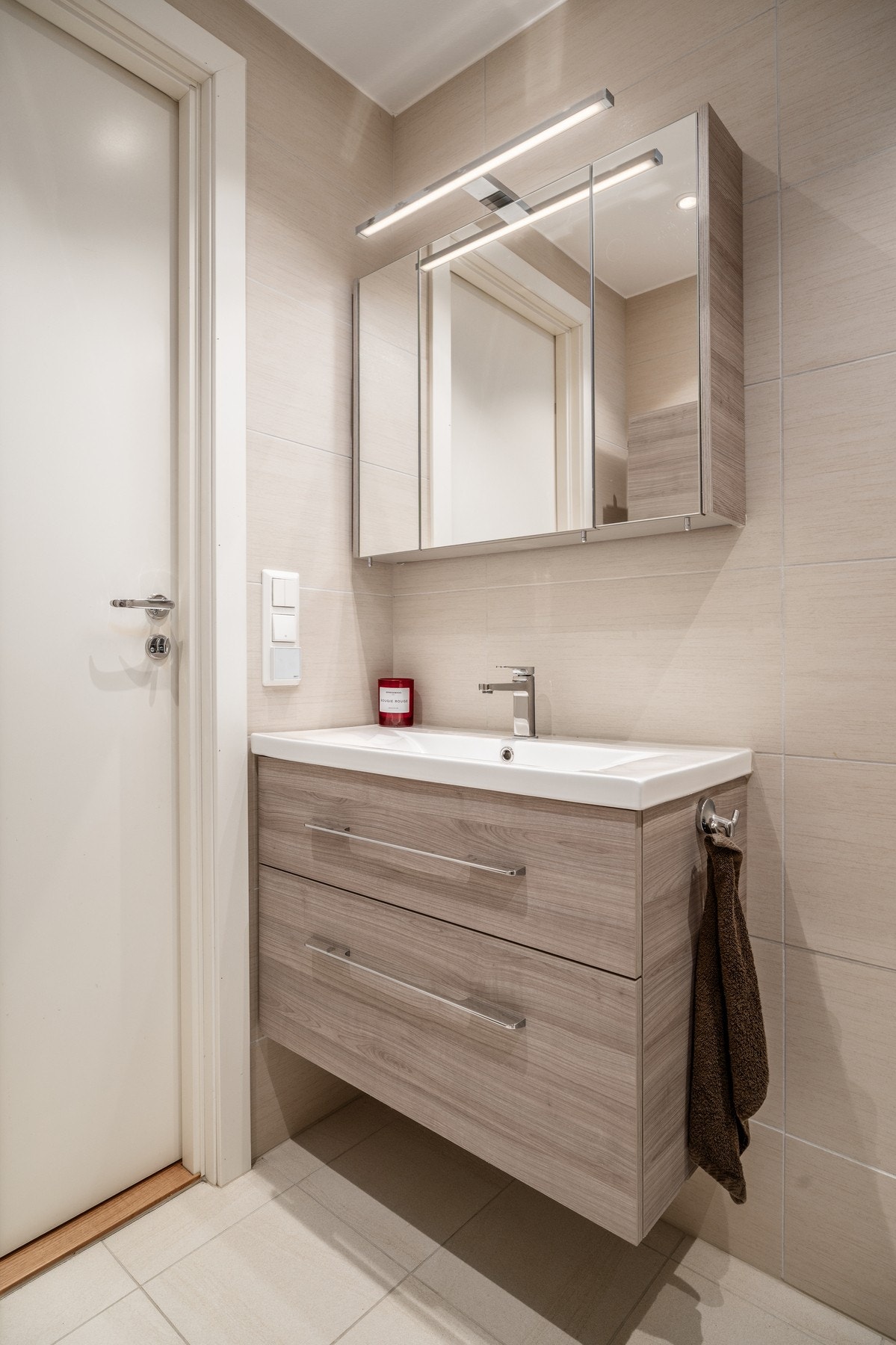 Badet oppleves som stilrent og moderne. Galleribilde